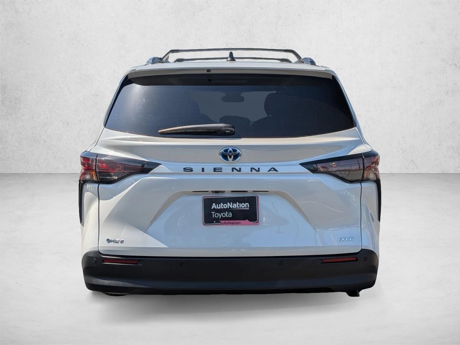 2025 Toyota Sienna XLE photo 6