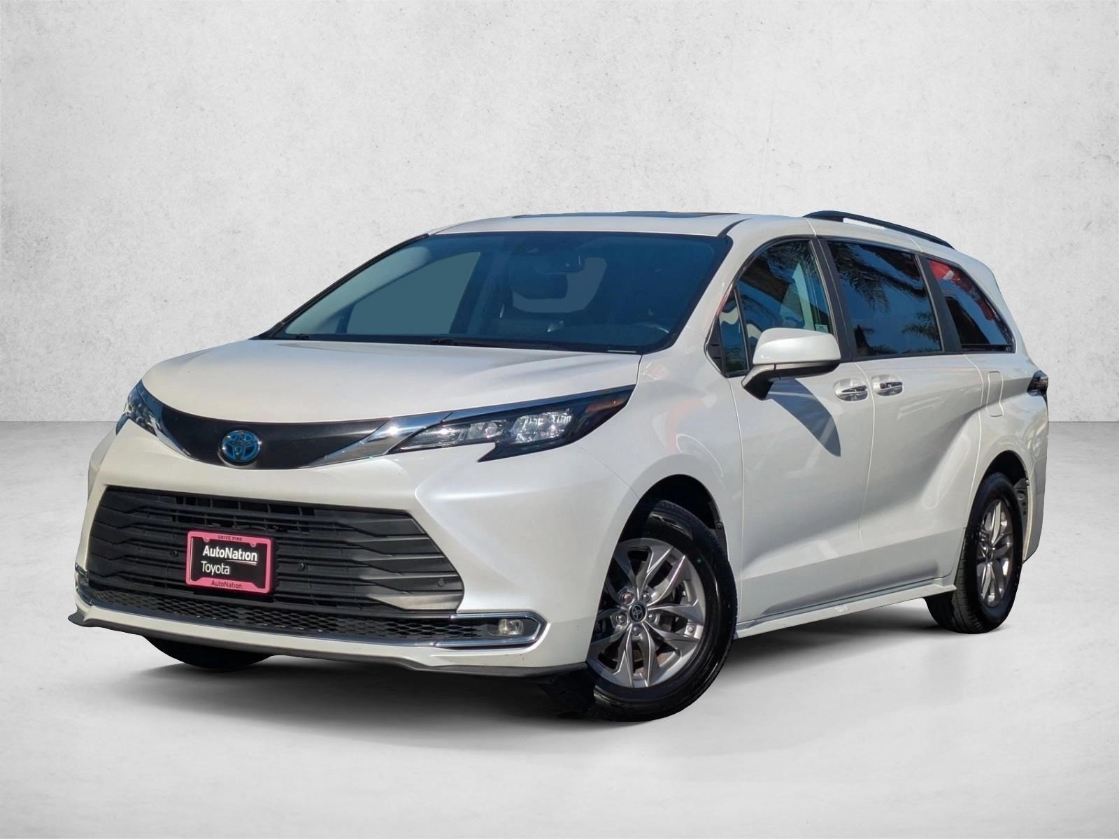 2024 Toyota Sienna XLE's photo