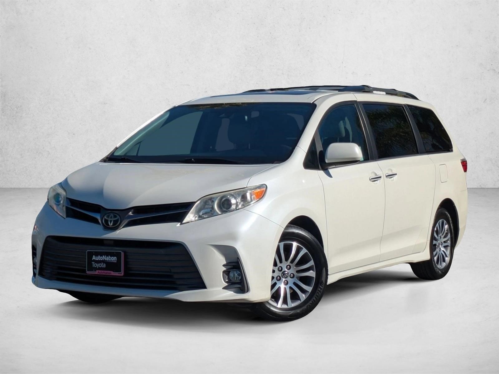 2018 Toyota Sienna XLE's photo