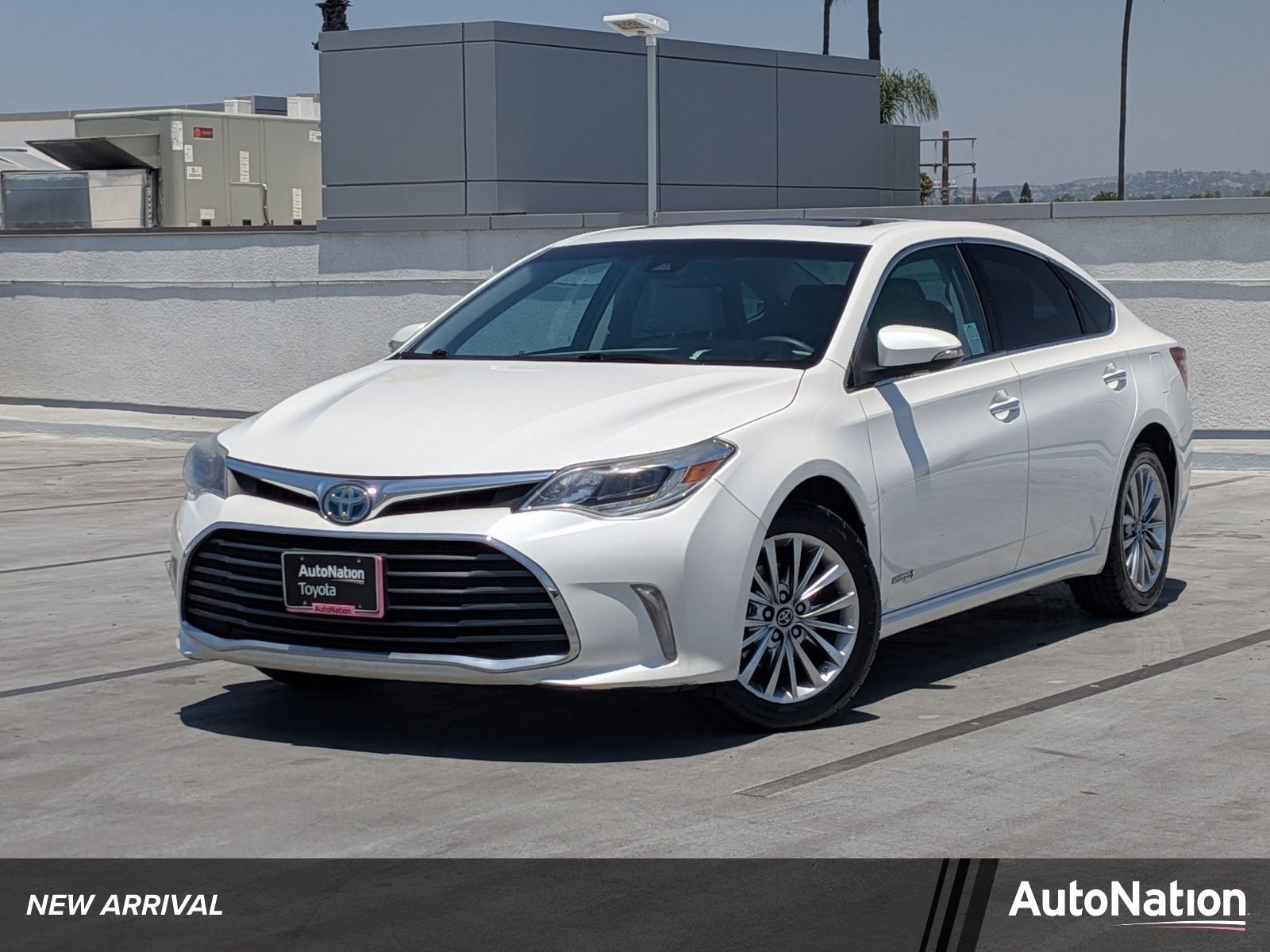 2016 Toyota Avalon Limited Hybrid's photo