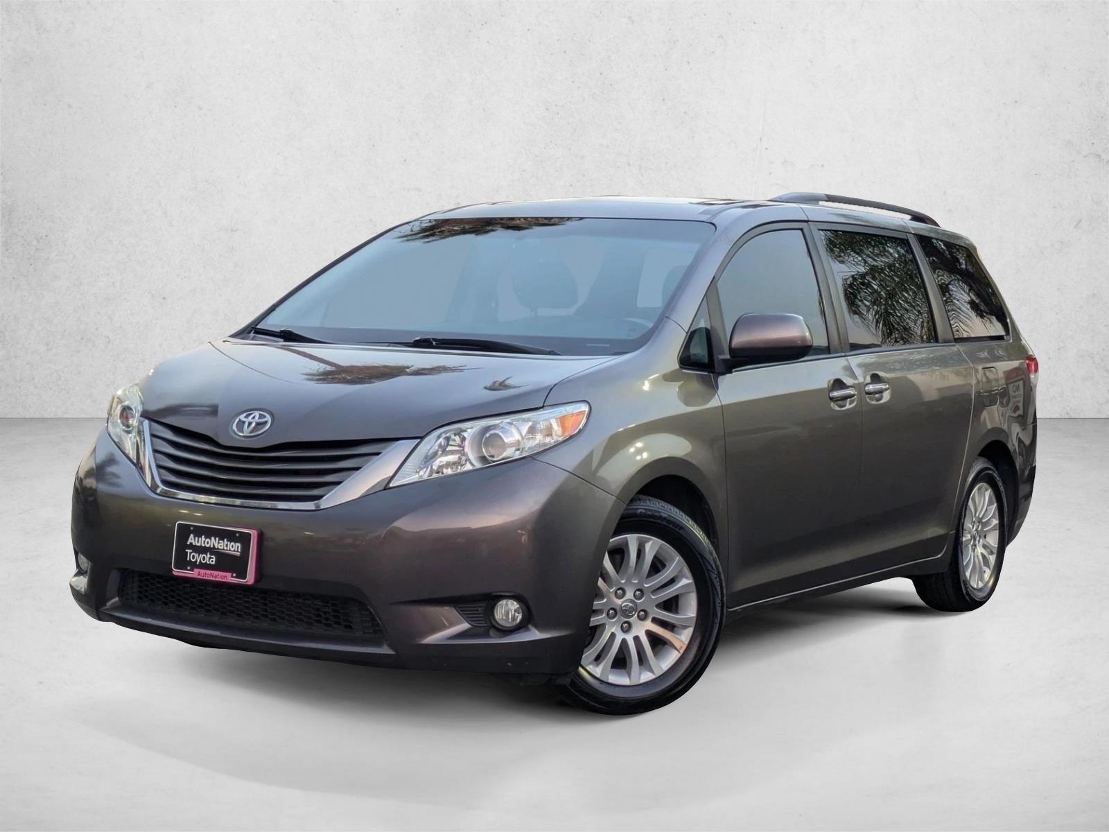 2014 Toyota Sienna XLE's photo
