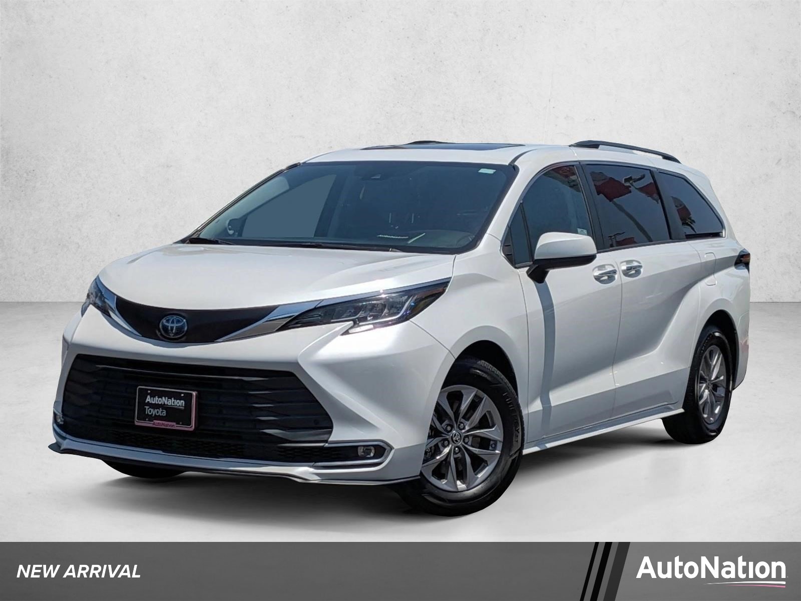 2022 Toyota Sienna XLE 7-Passenger Hybrid FWD's photo