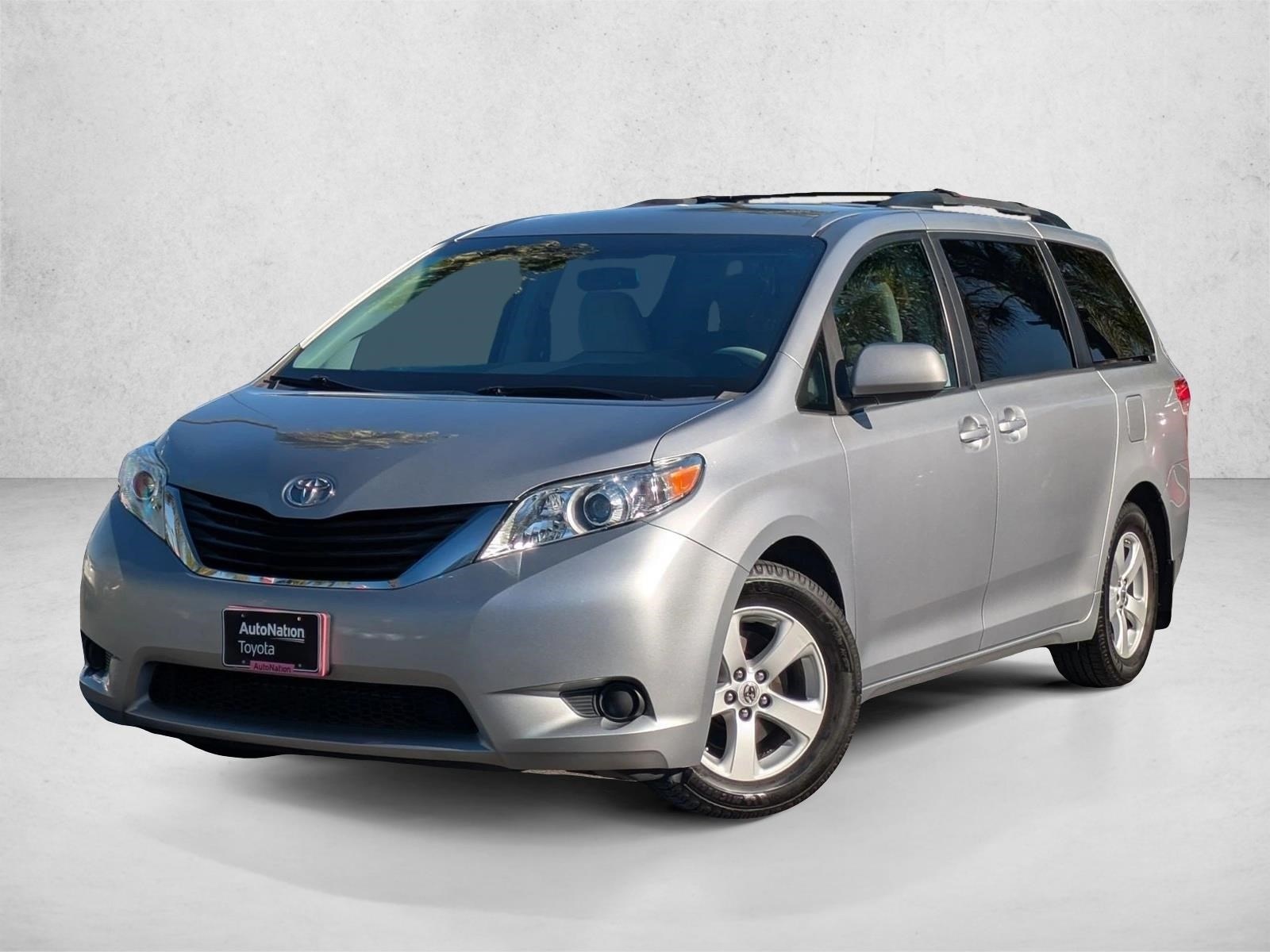2011 Toyota Sienna LE's photo