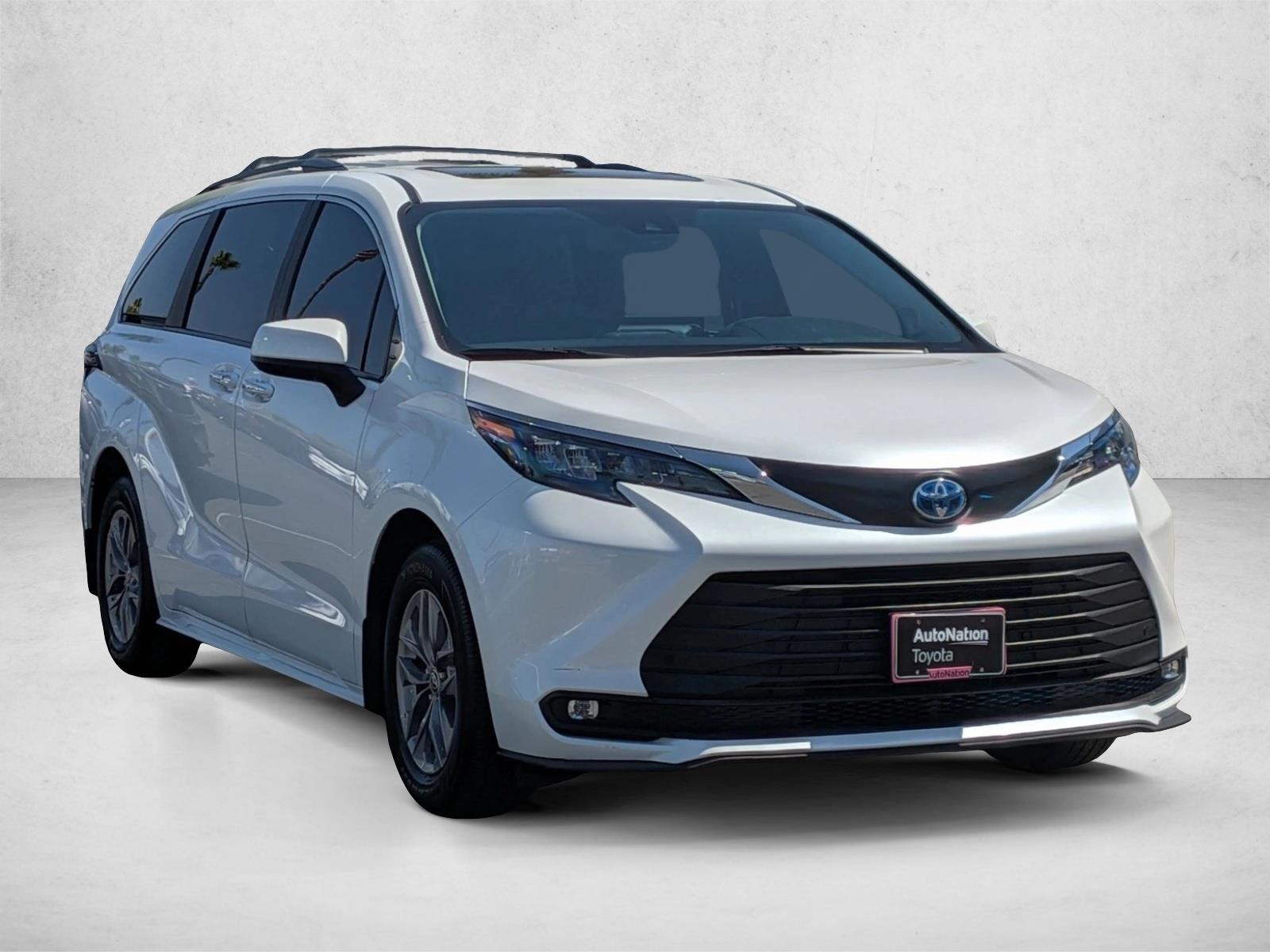 2025 Toyota Sienna XLE photo 2