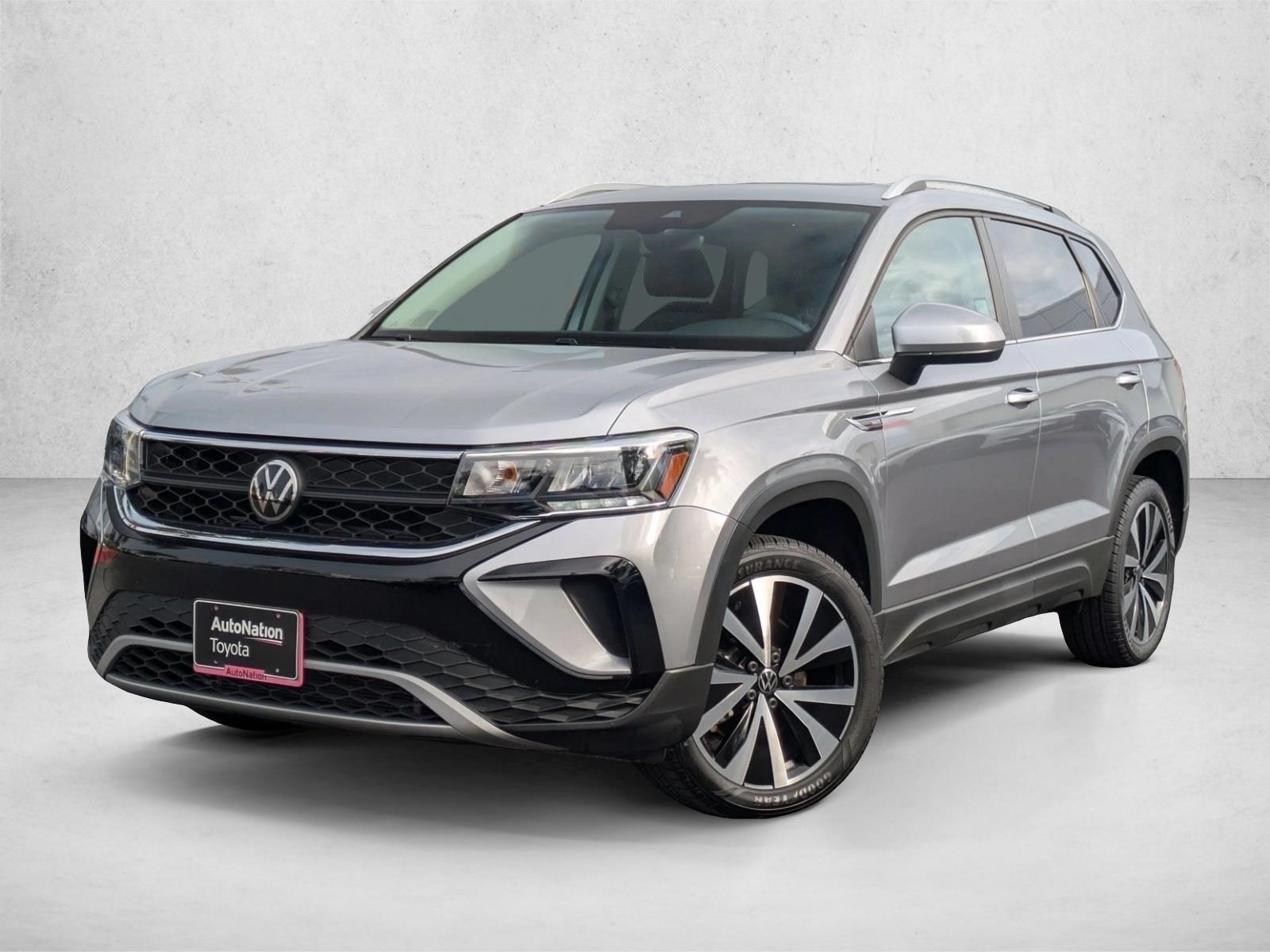 2023 Volkswagen Taos SE's photo