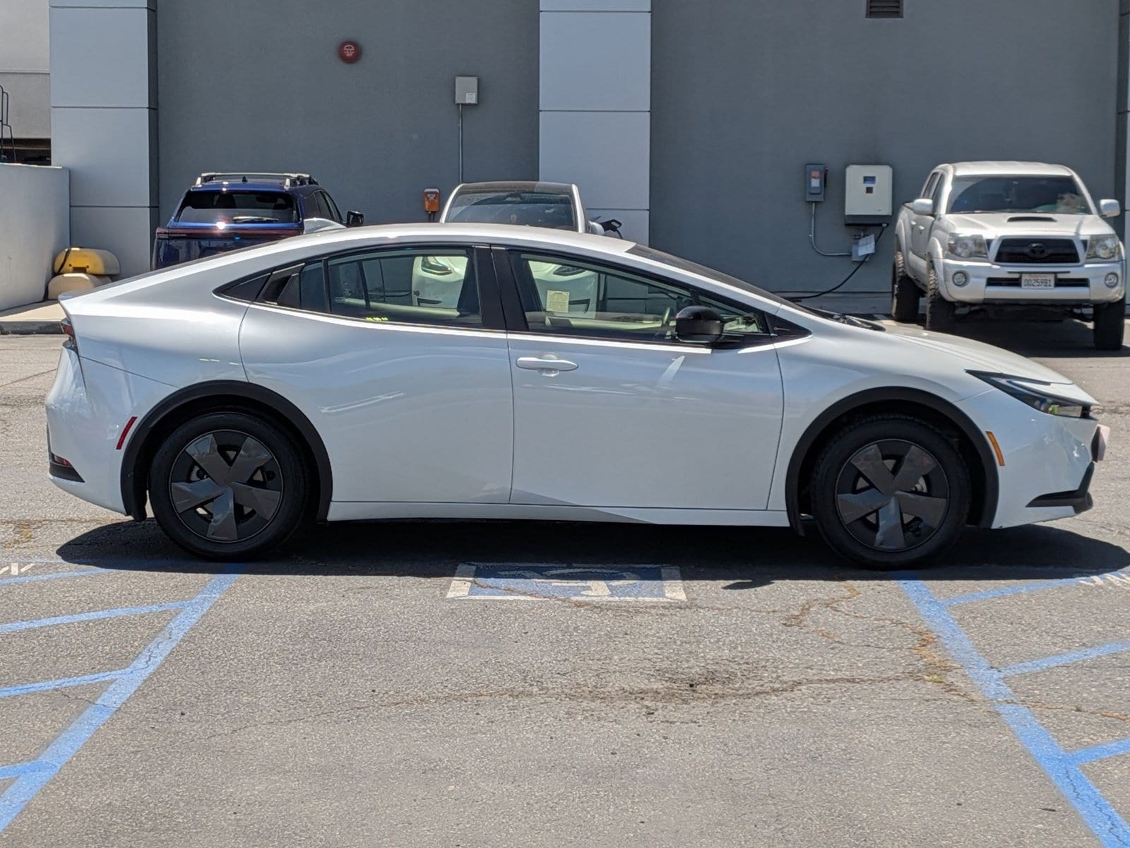 2023 Toyota Prius LE photo 4