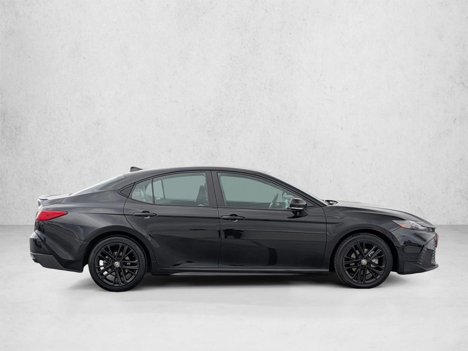 2025 Toyota Camry SE photo 4