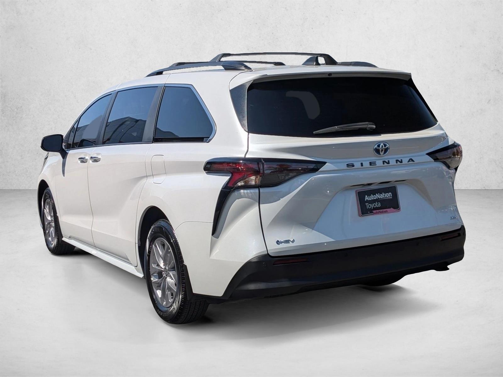 2025 Toyota Sienna XLE photo 3