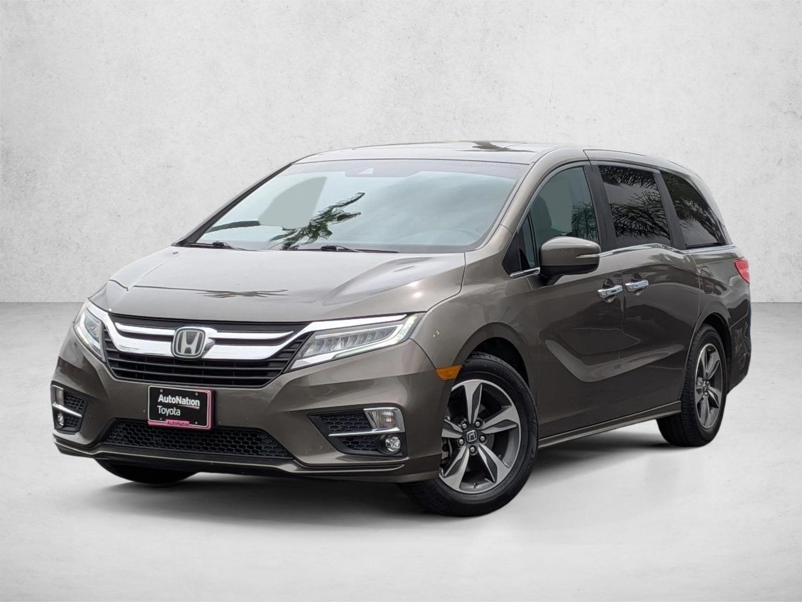 2018 Honda Odyssey Touring photo 1
