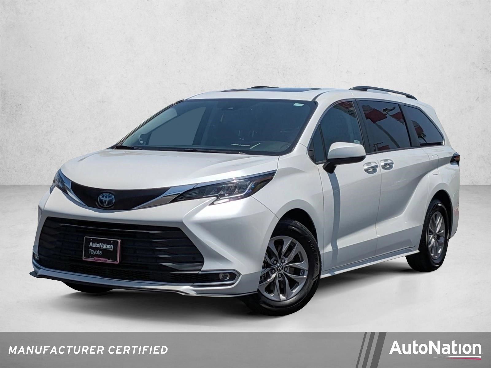 2022 Toyota Sienna XLE 7-Passenger Hybrid FWD's photo