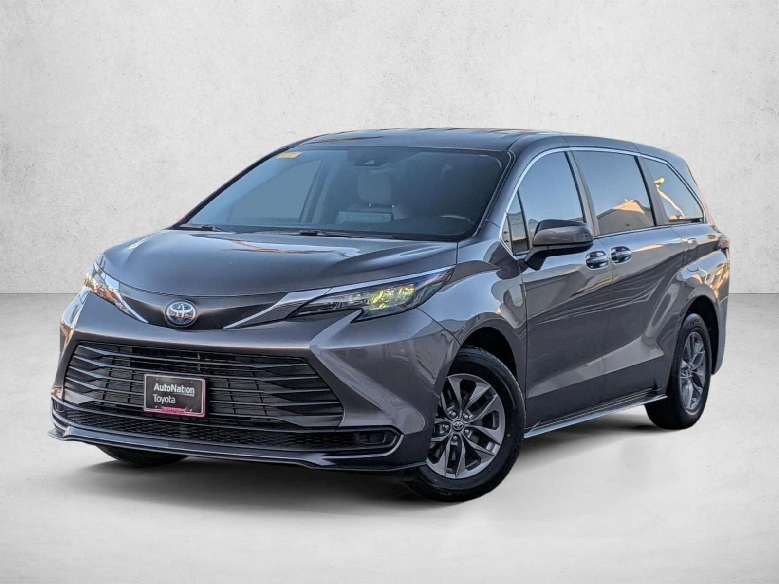 2024 Toyota Sienna LE 8-Passenger Hybrid FWD's photo