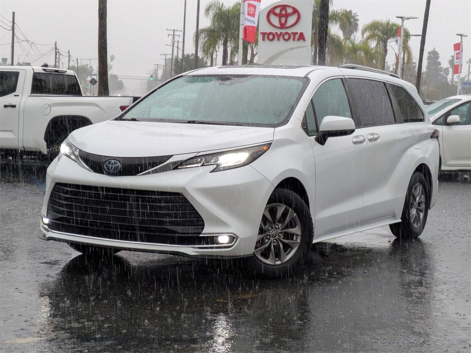 2023 Toyota Sienna XLE's photo