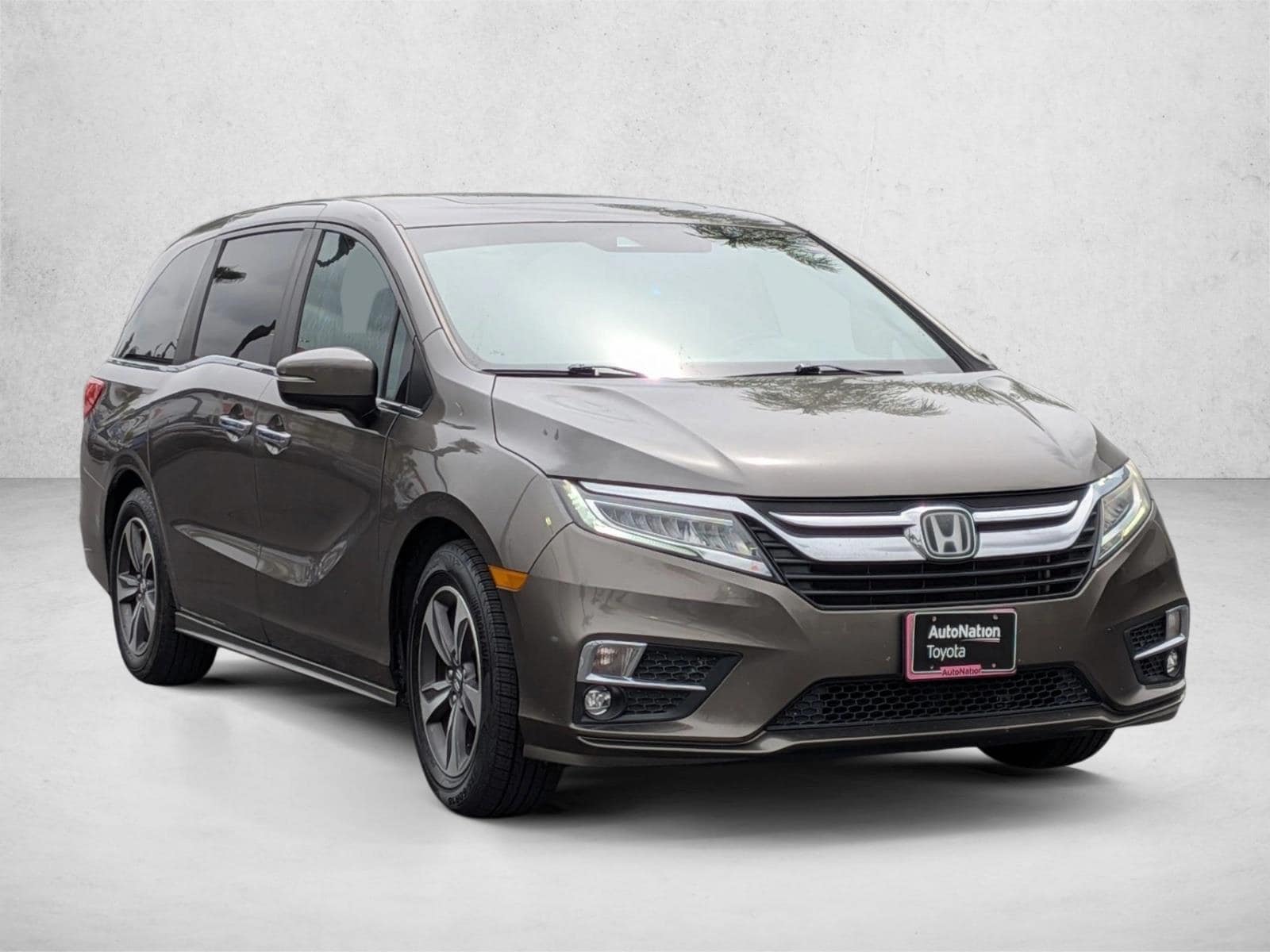 2018 Honda Odyssey Touring photo 2