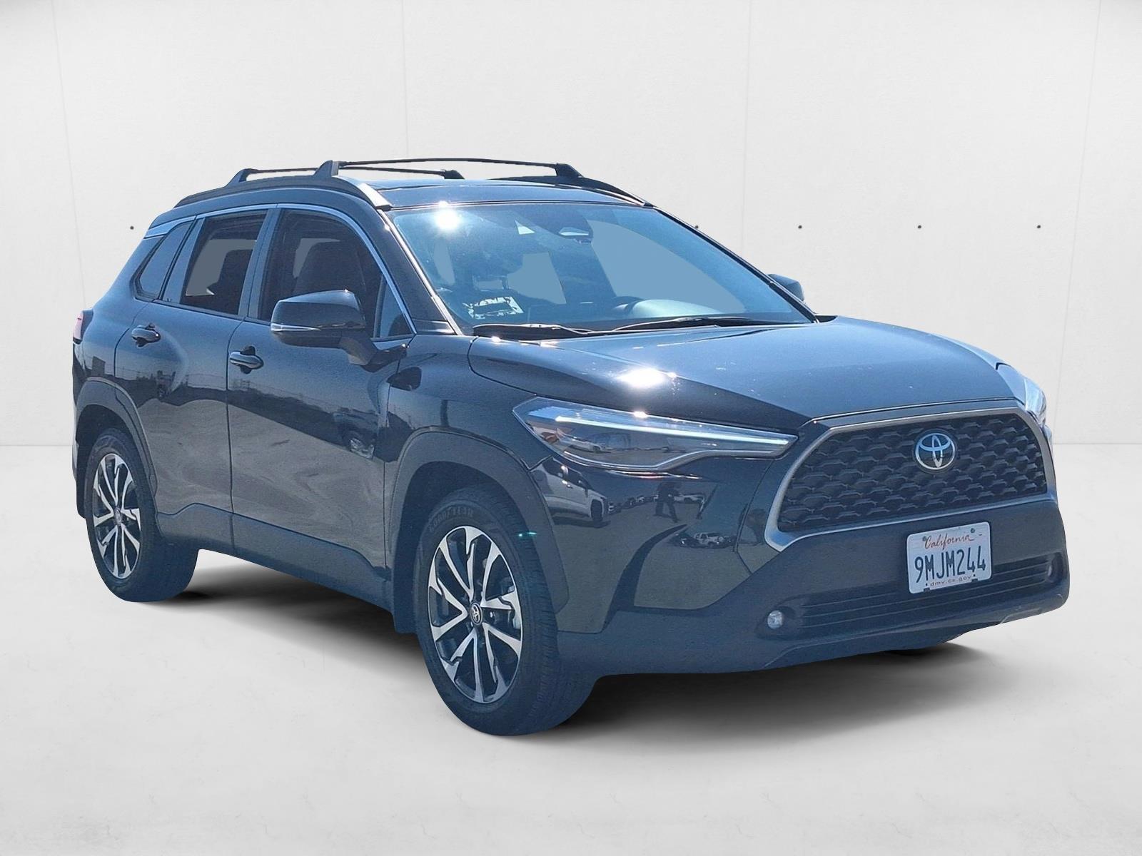 2024 Toyota Corolla Cross XLE photo 3