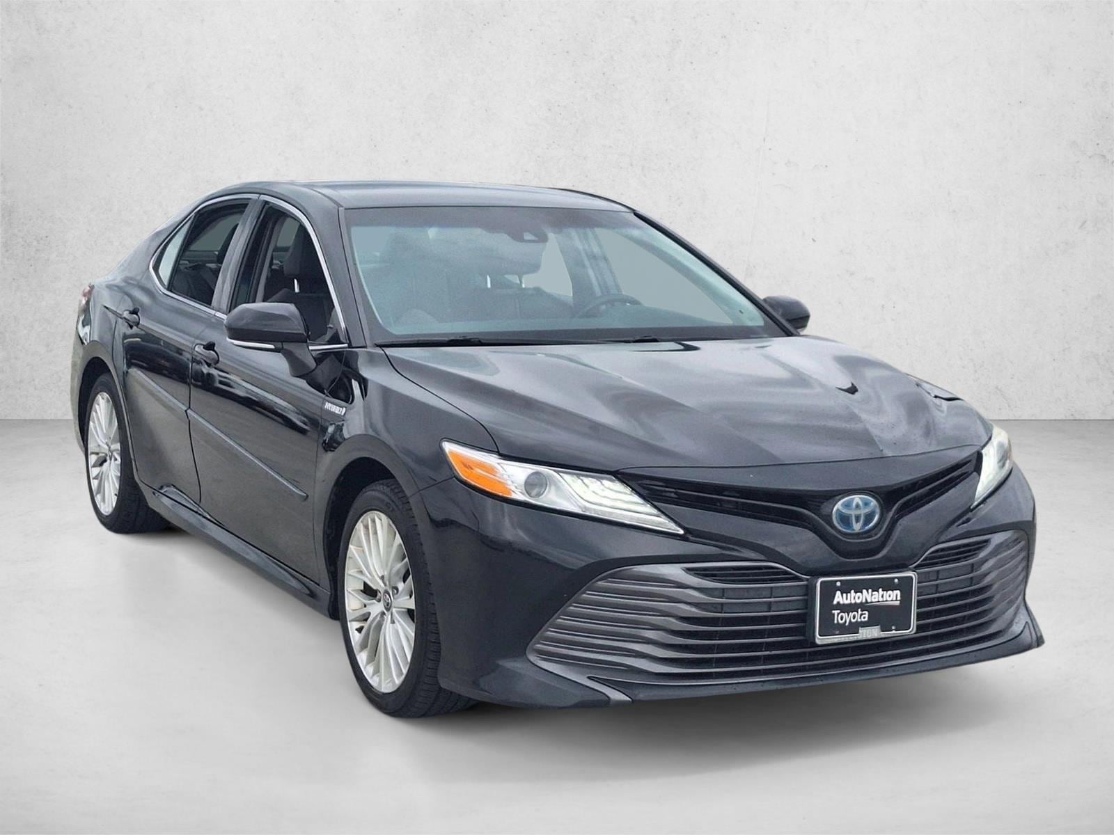 2020 Toyota Camry Hybrid XLE photo 3