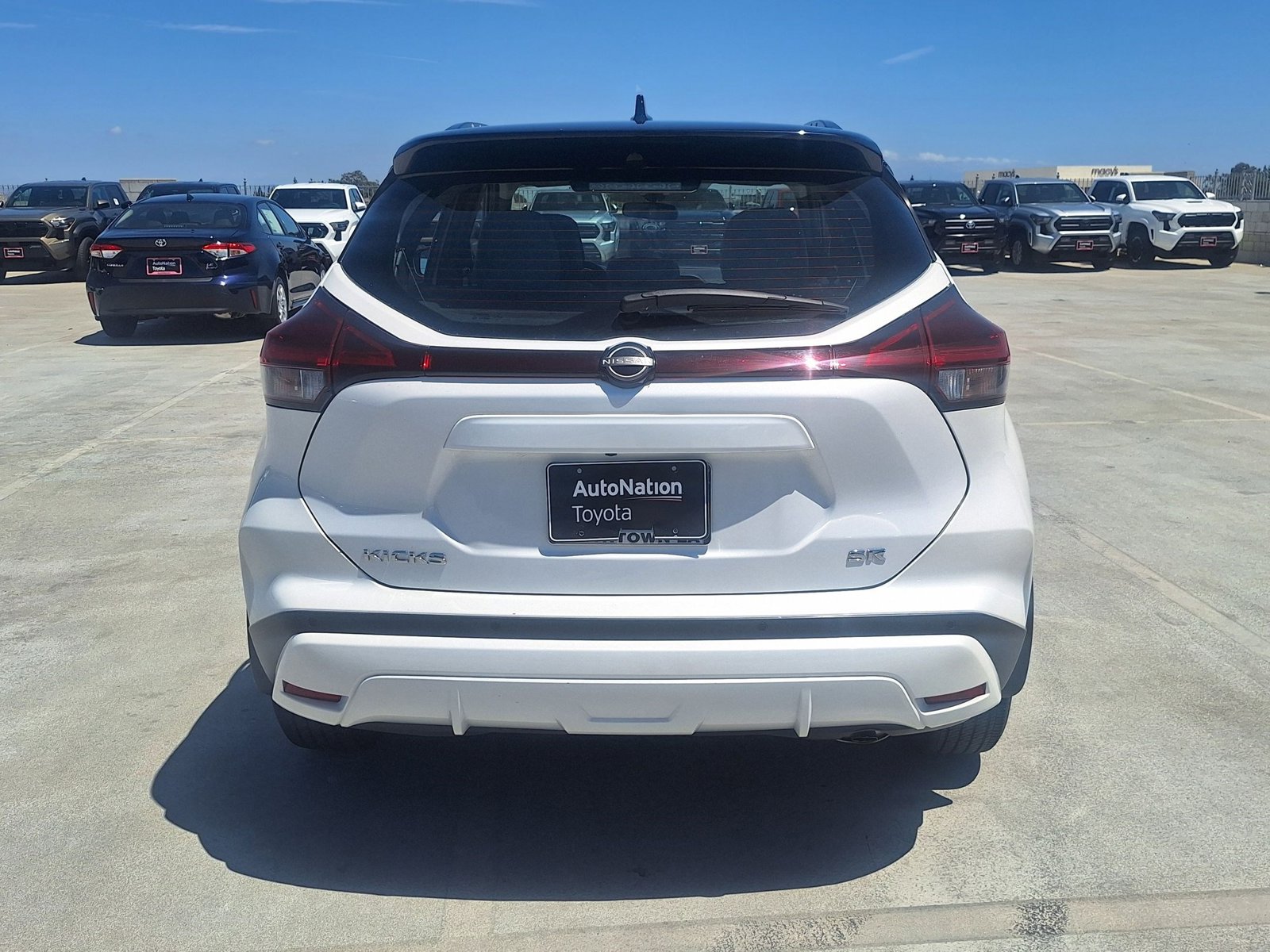 2023 Nissan Kicks SR photo 6