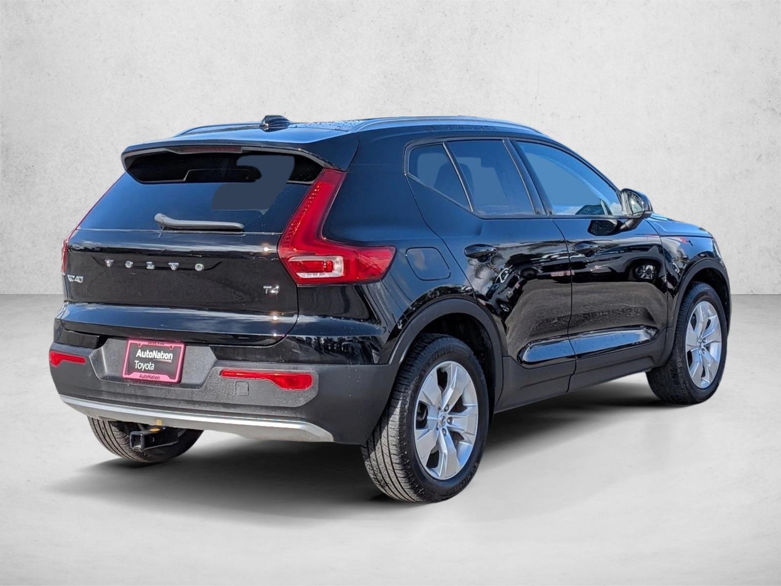 2022 Volvo XC40 T4 FWD Momentum photo 5