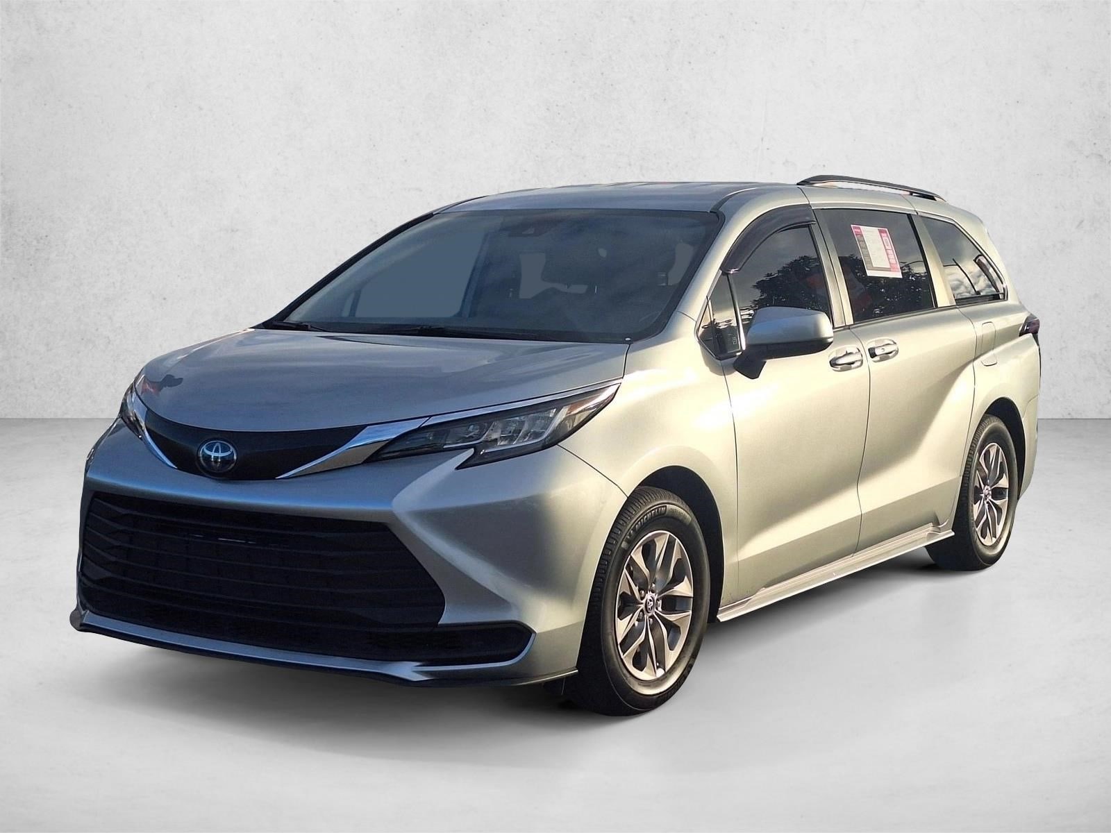 2022 Toyota Sienna LE's photo