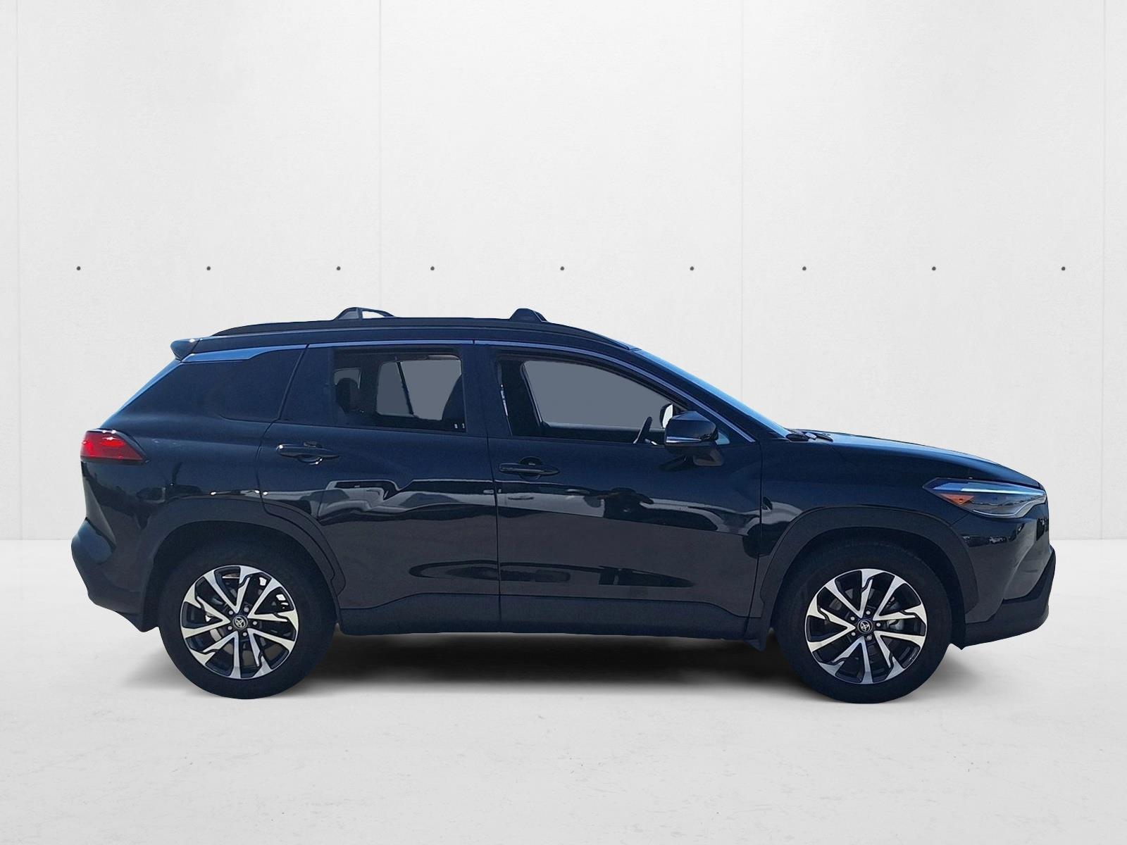 2024 Toyota Corolla Cross XLE photo 4