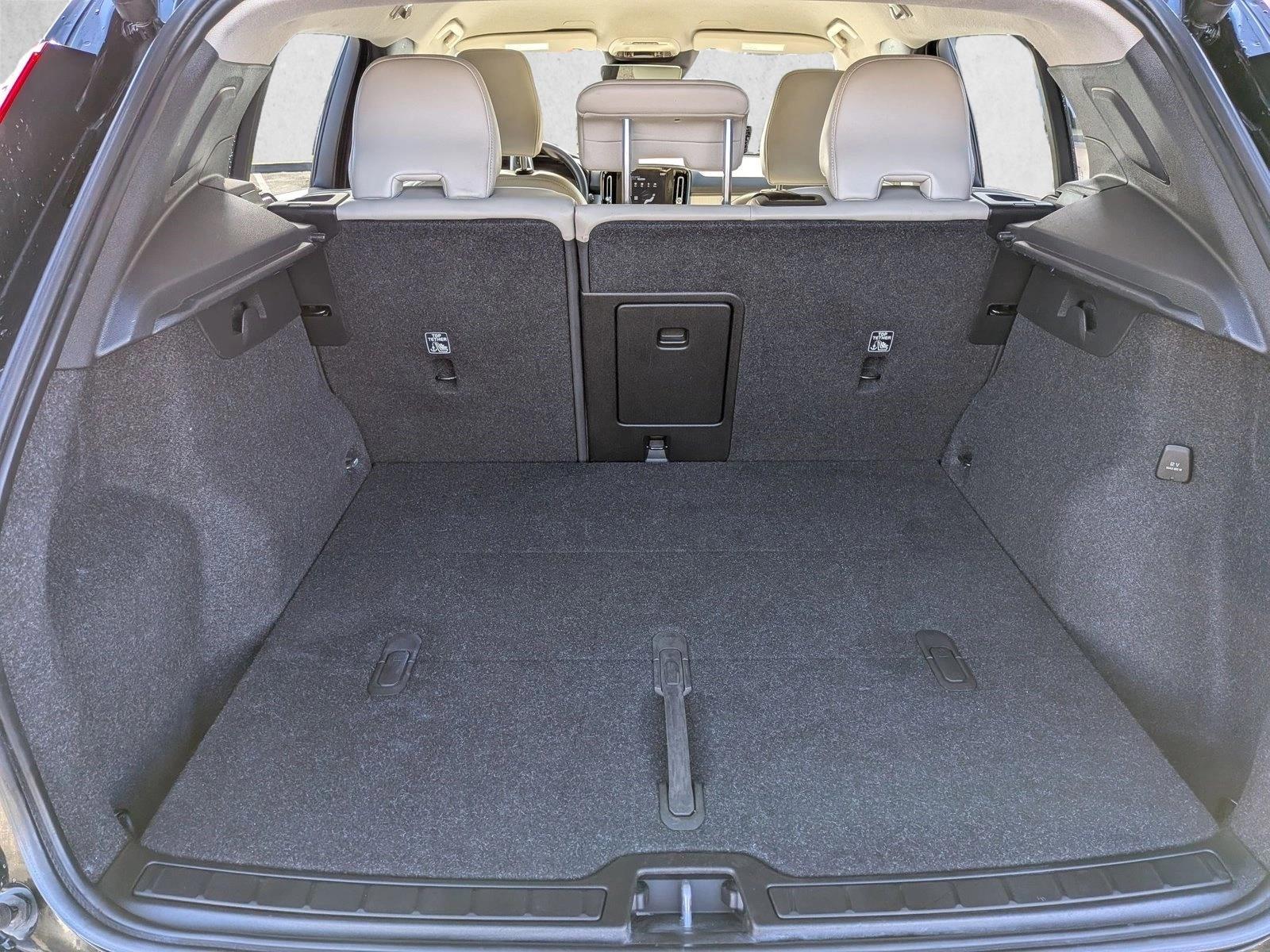 2022 Volvo XC40 T4 FWD Momentum photo 6