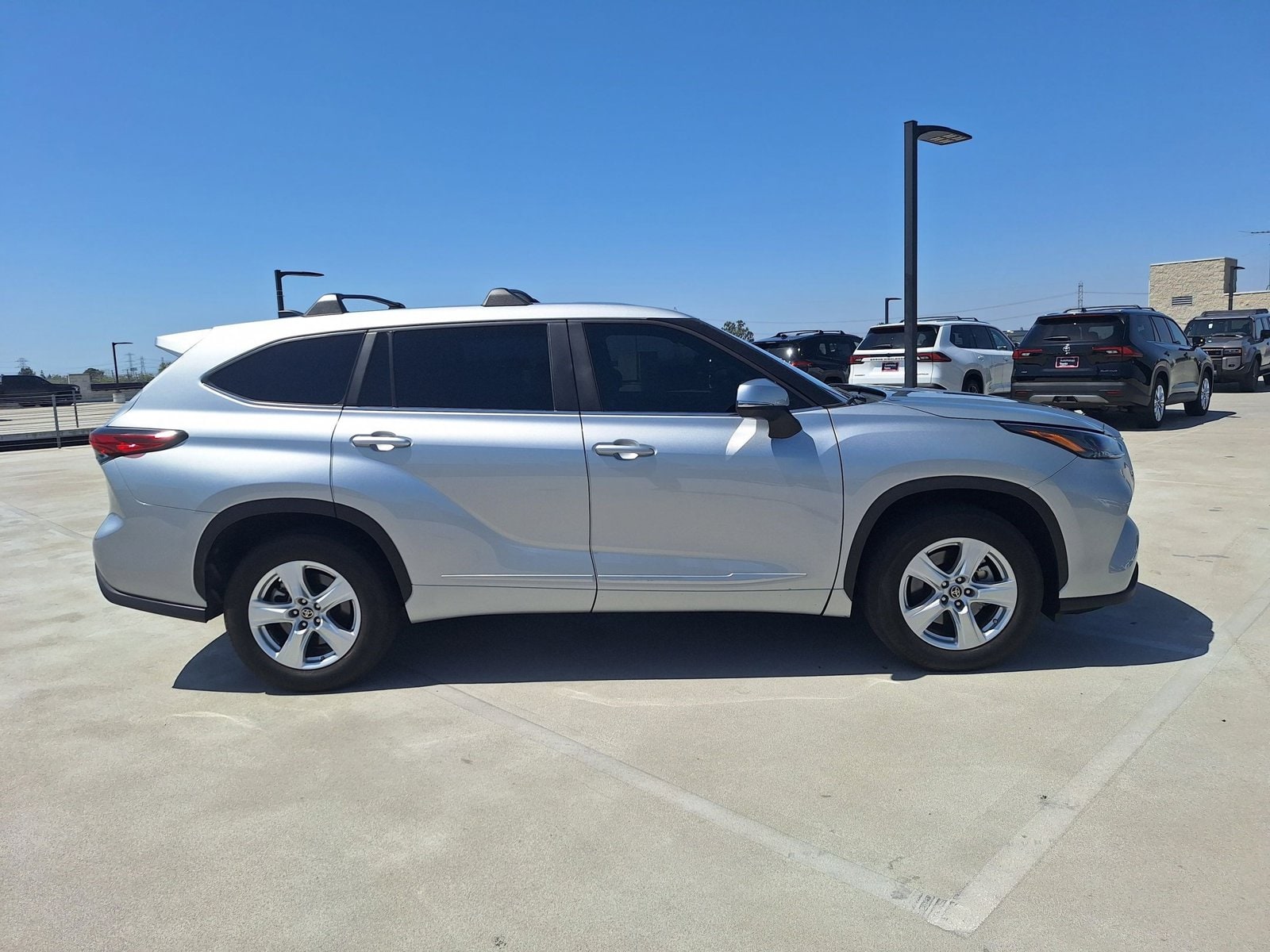 2023 Toyota Highlander LE photo 4