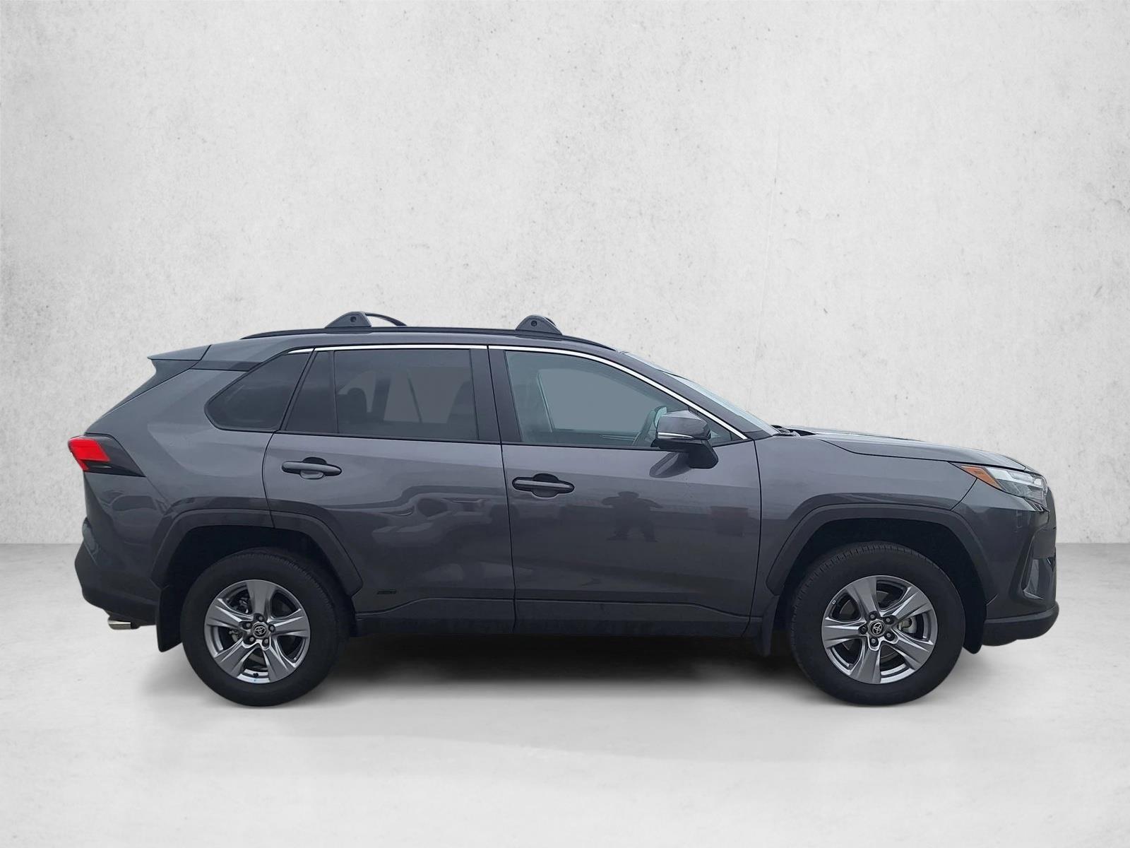 2022 Toyota RAV4 Hybrid XLE photo 4