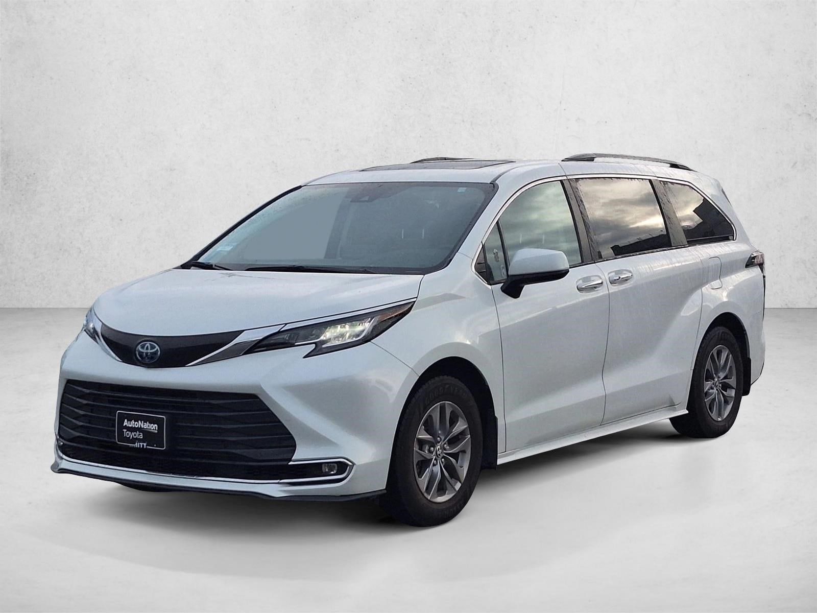 2023 Toyota Sienna XLE's photo