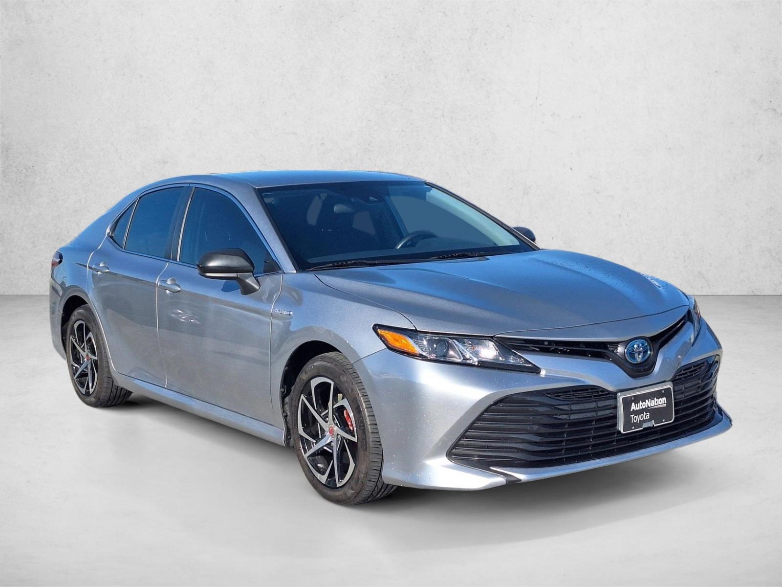 2019 Toyota Camry Hybrid LE photo 3