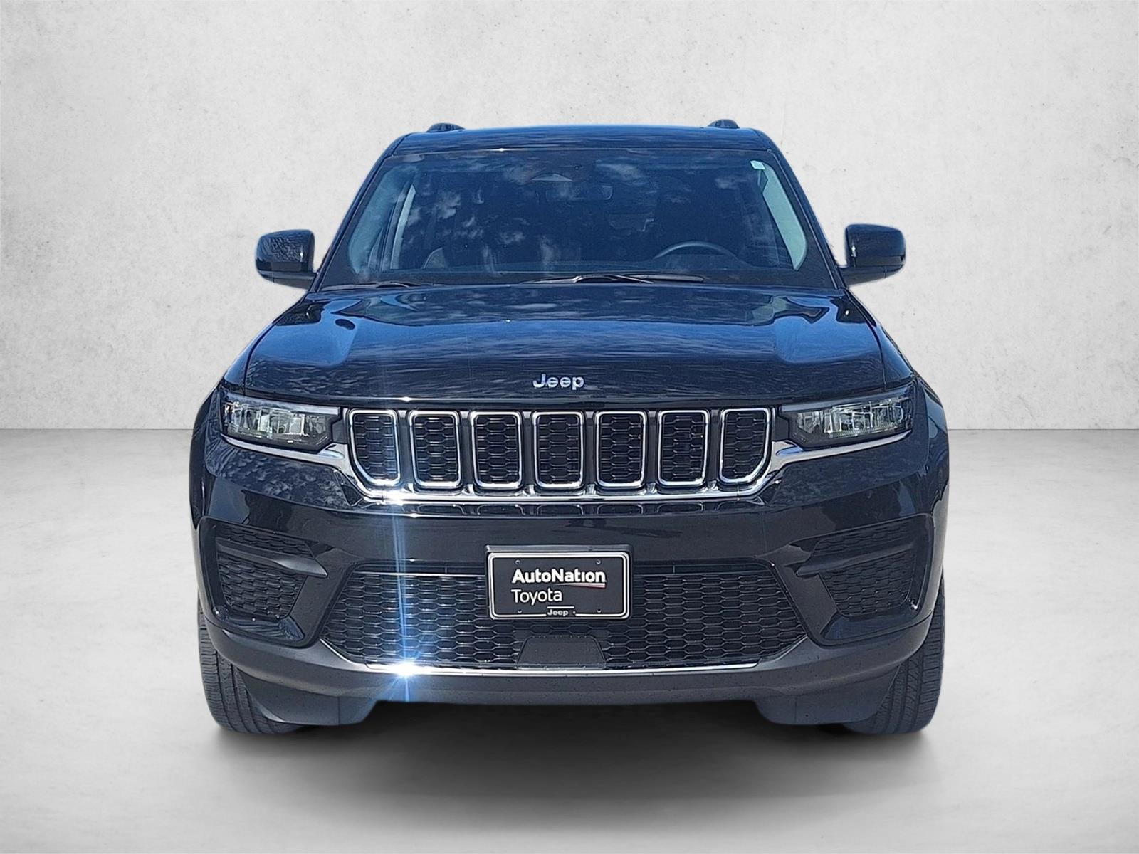 2023 Jeep Grand Cherokee Laredo photo 2