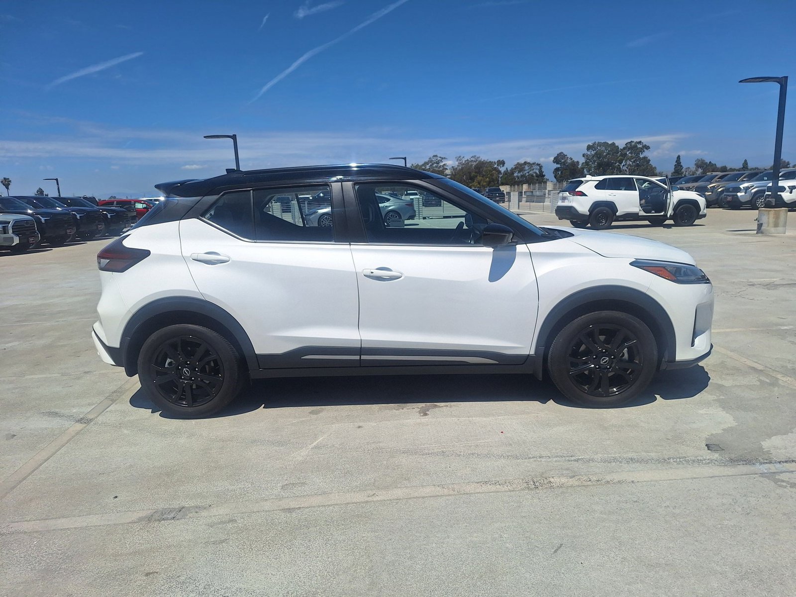 2023 Nissan Kicks SR photo 4