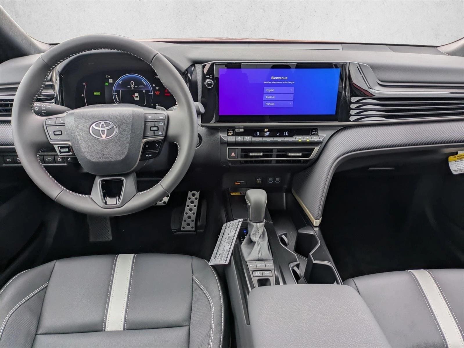 2025 Toyota Camry SE - Photo 14