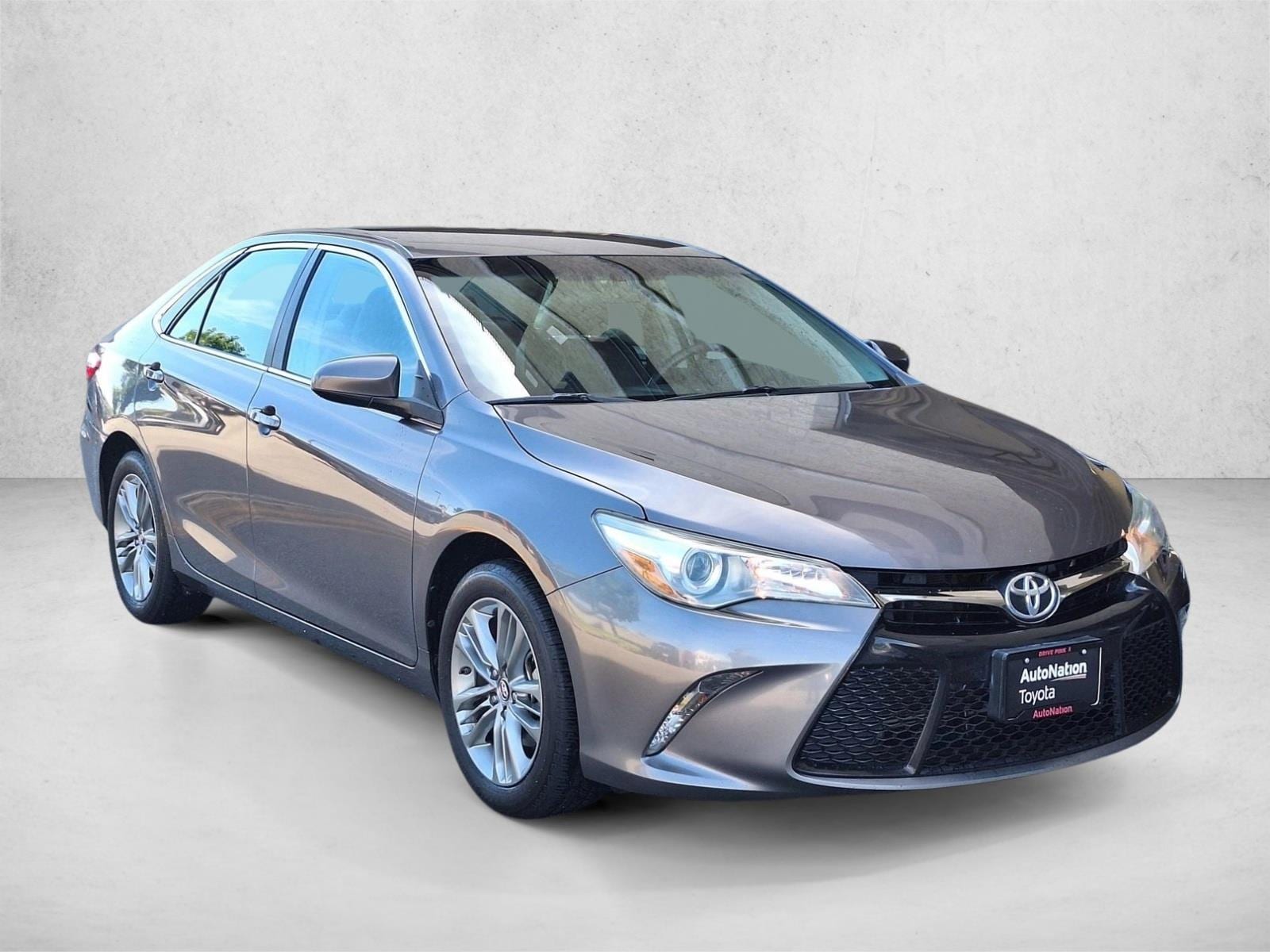 2016 Toyota Camry SE photo 3