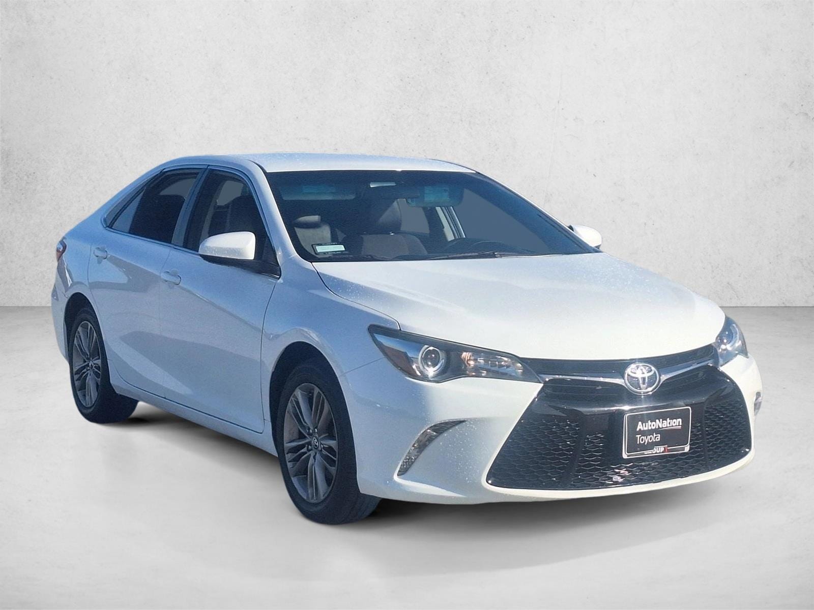 2017 Toyota Camry SE photo 3