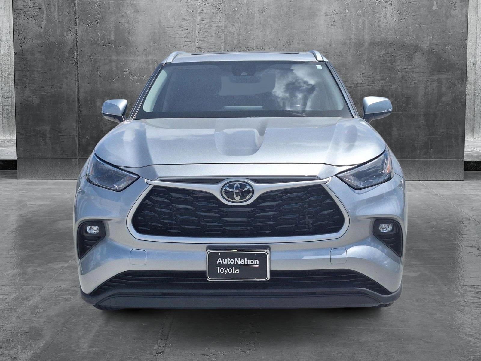 Used 2022 Toyota Highlander XLE with VIN 5TDGZRAHXNS141952 for sale in Cerritos, CA
