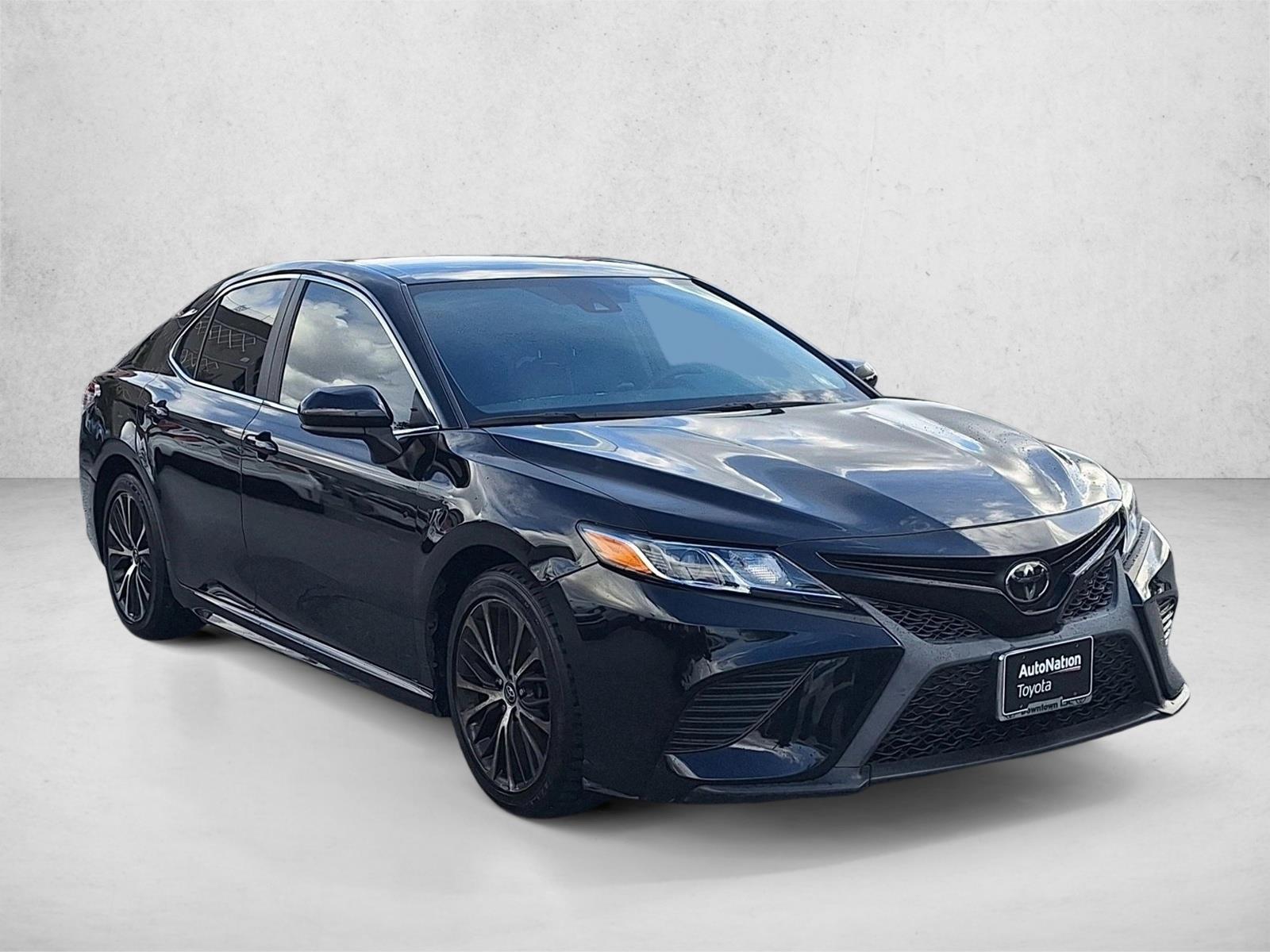 2020 Toyota Camry SE photo 3