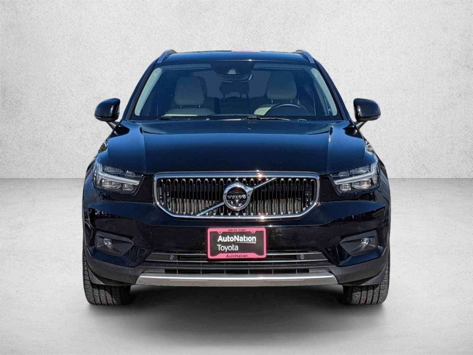 2022 Volvo XC40 T4 FWD Momentum photo 2