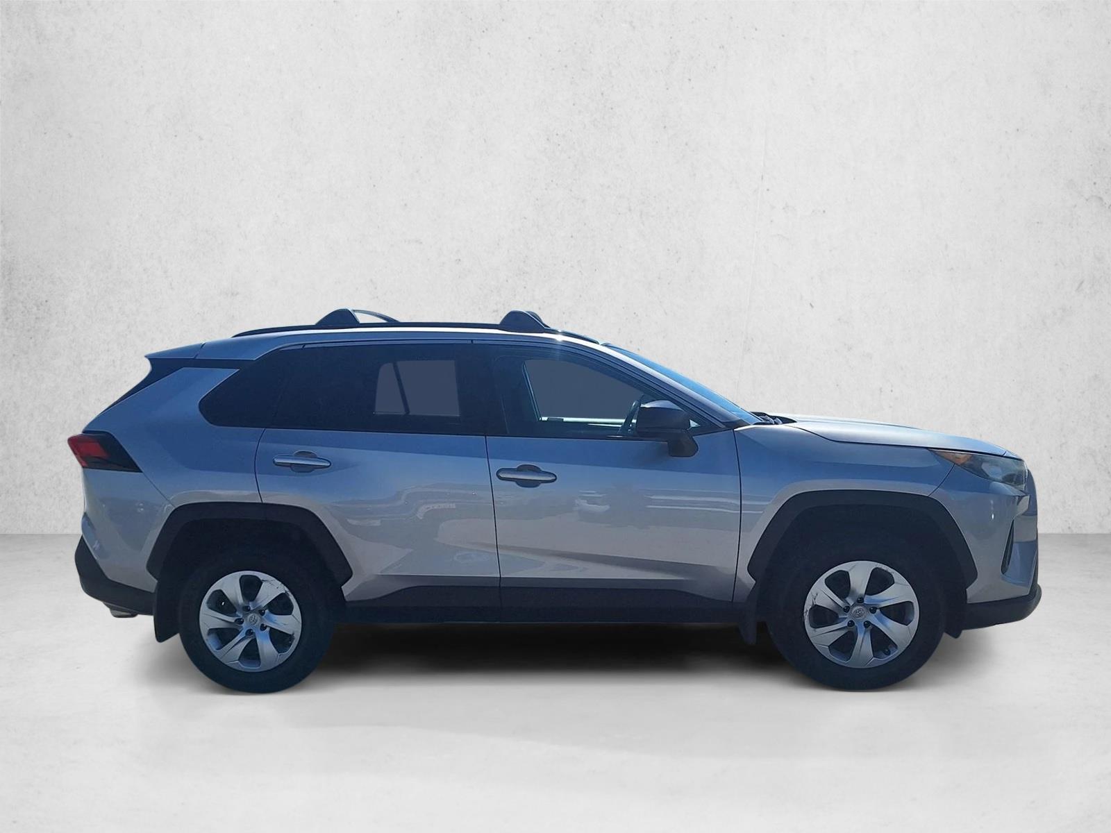 2021 Toyota RAV4 LE photo 4