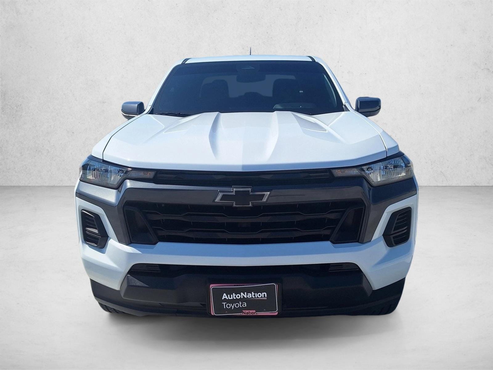 2024 Chevrolet Colorado LT photo 2