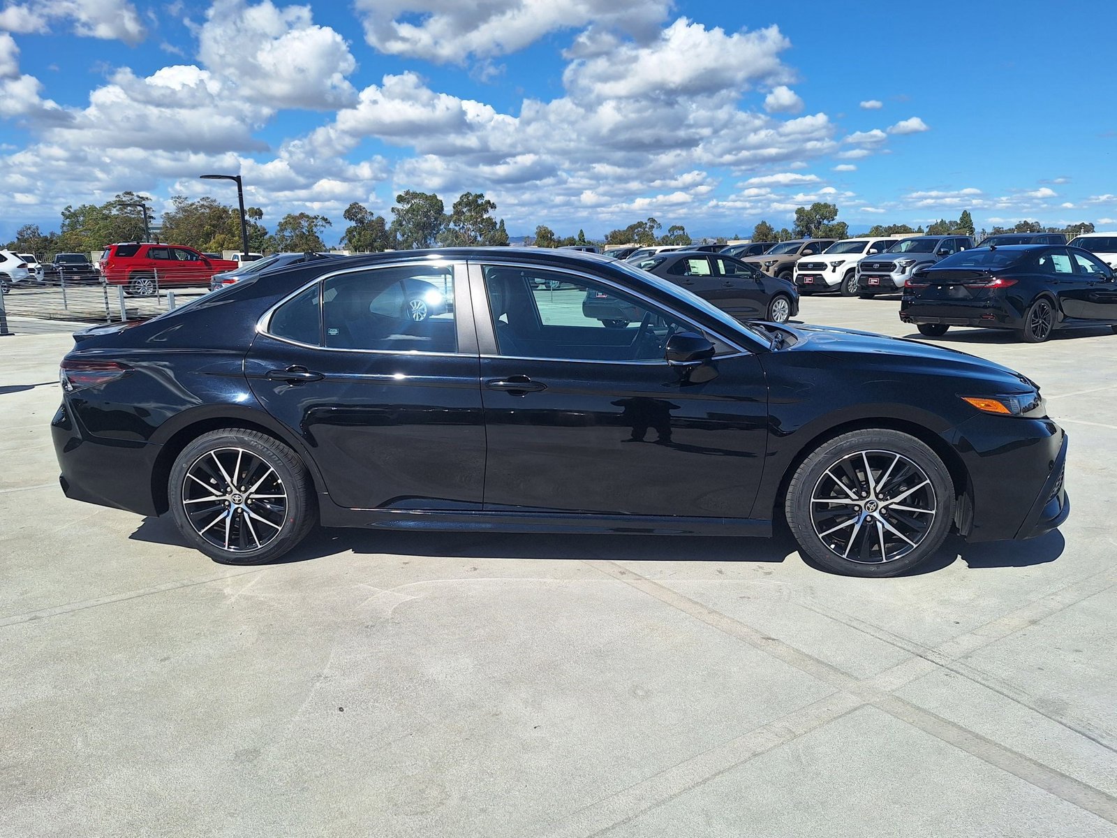 2021 Toyota Camry SE photo 4