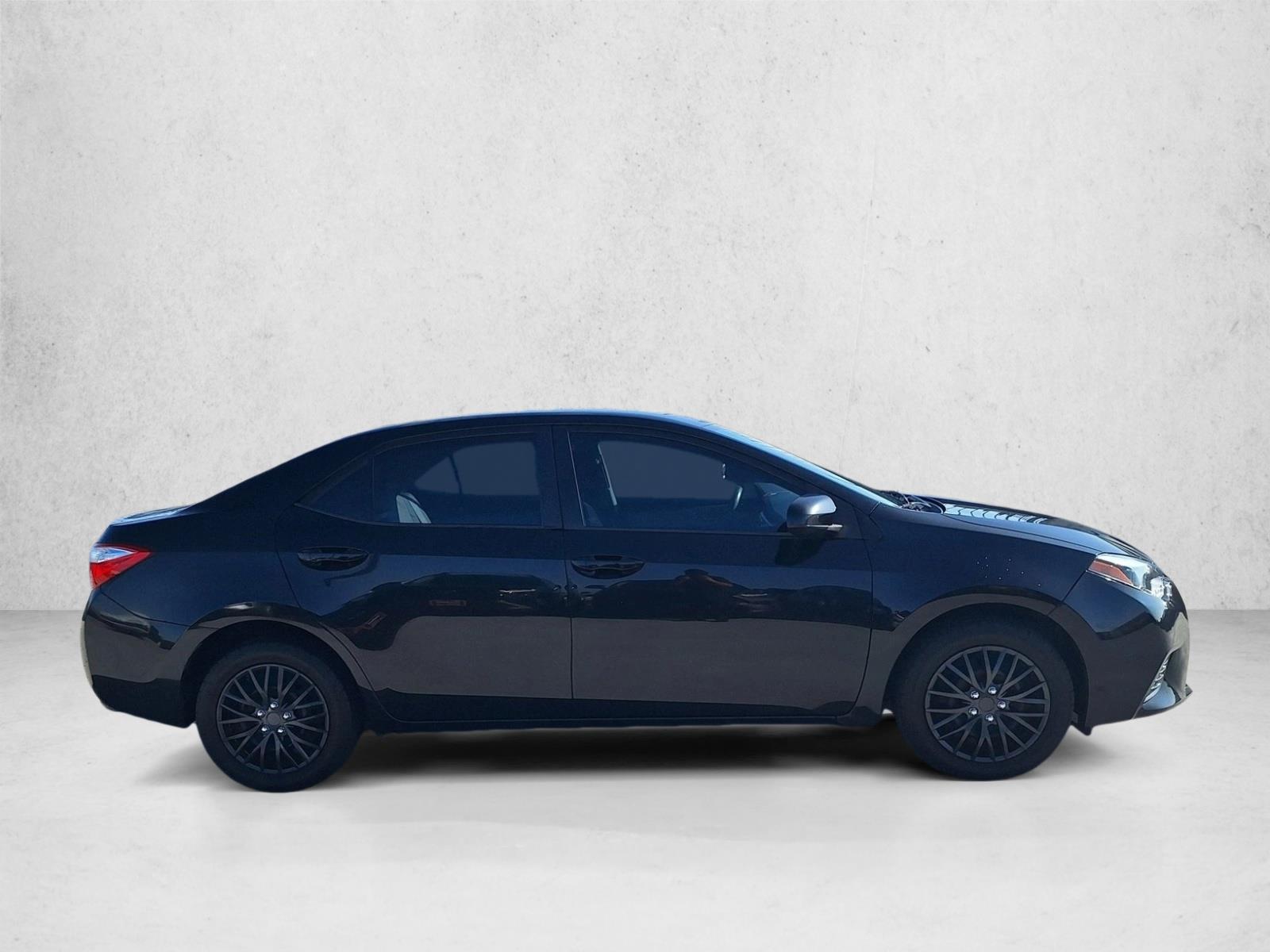 2016 Toyota Corolla LE photo 3