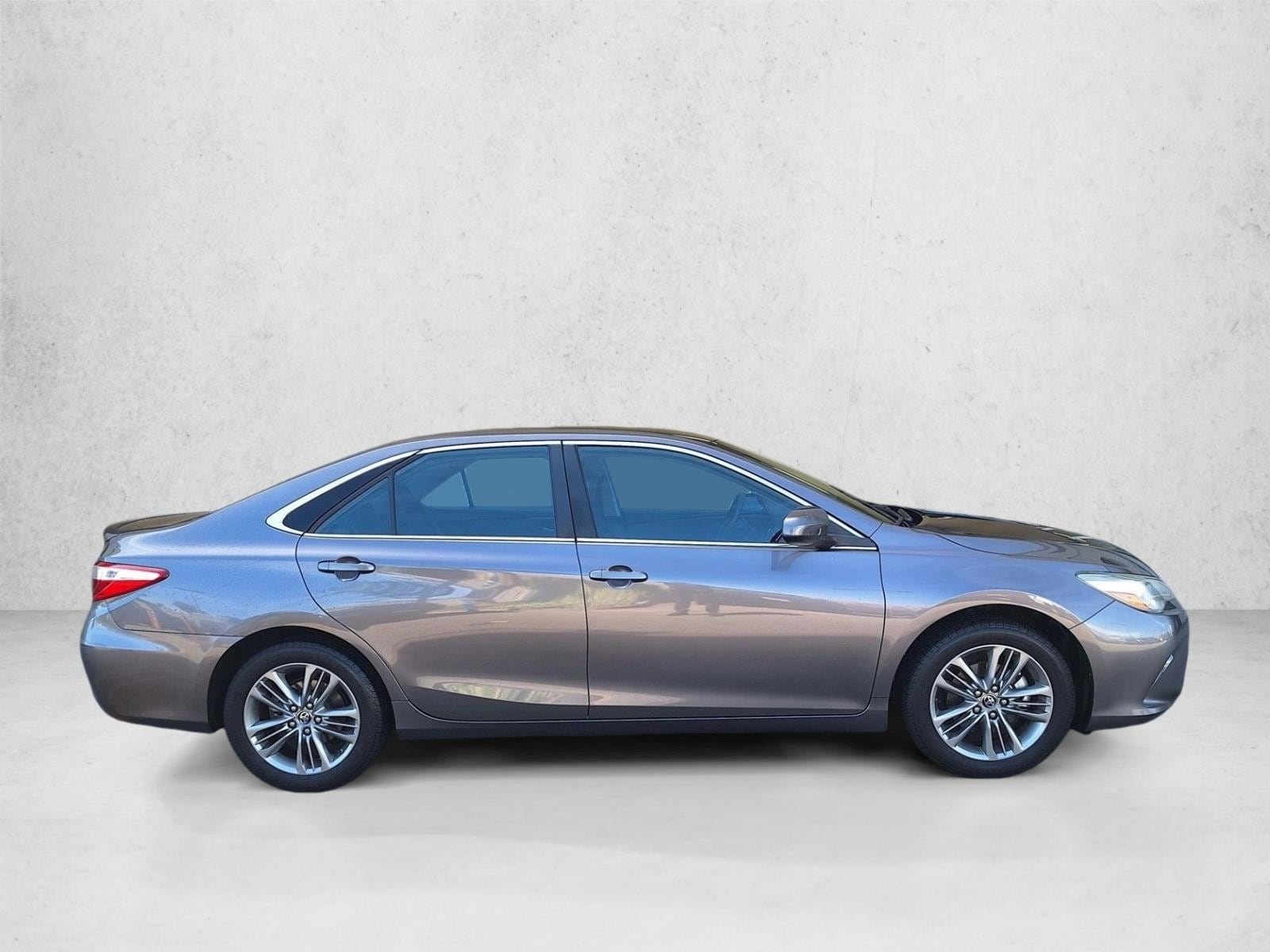 2016 Toyota Camry SE photo 4