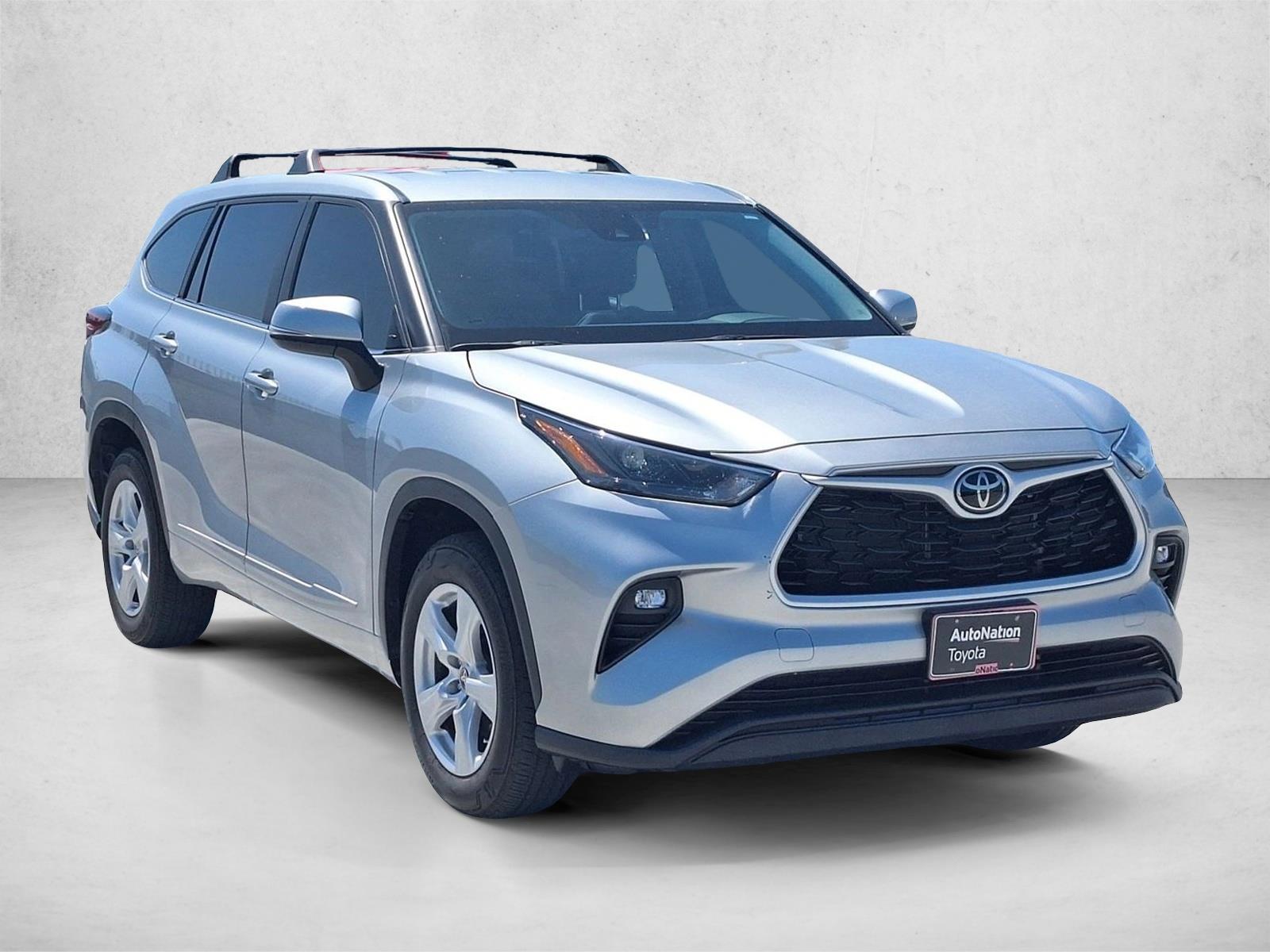 2023 Toyota Highlander LE photo 3
