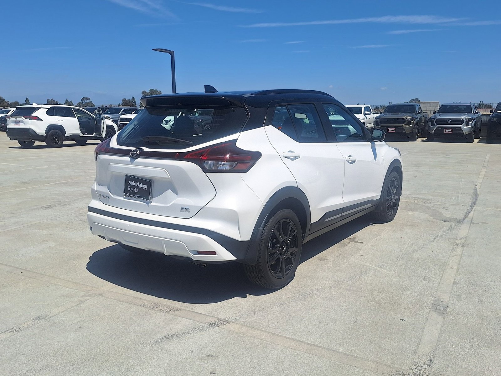2023 Nissan Kicks SR photo 5