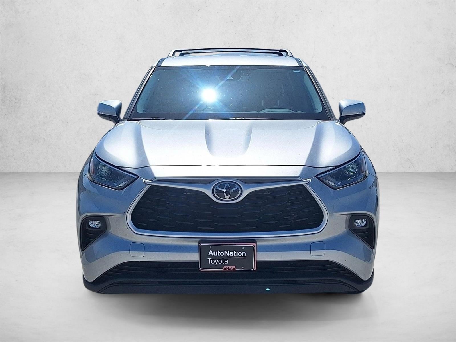 2023 Toyota Highlander LE photo 2