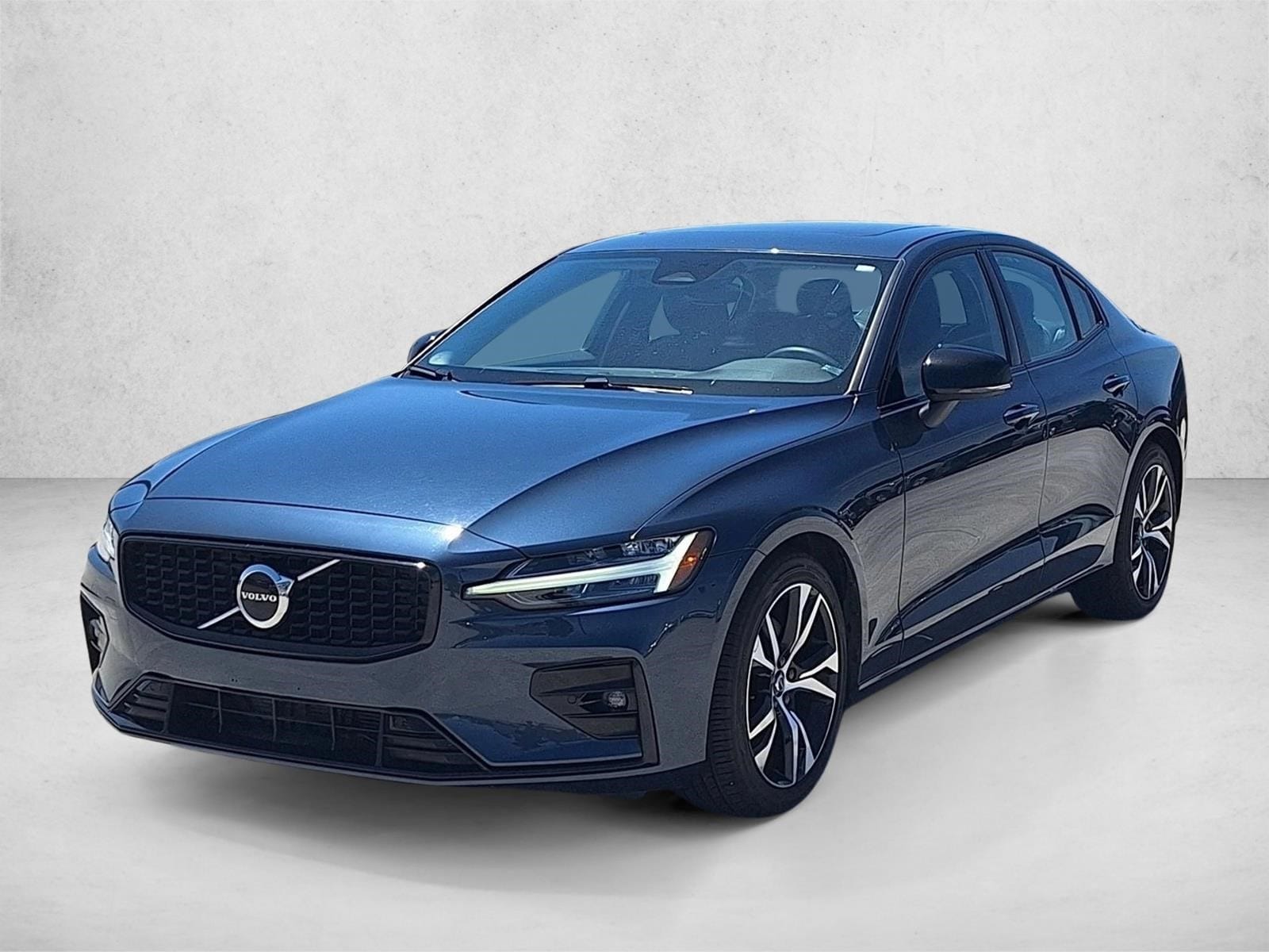 2024 Volvo S60 B5 Core Dark Theme's photo