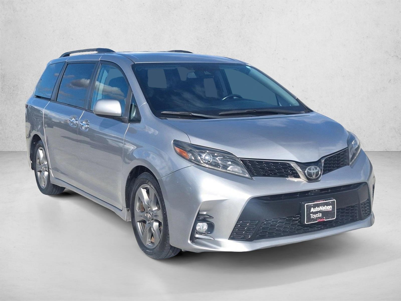 2018 Toyota Sienna SE Premium photo 3