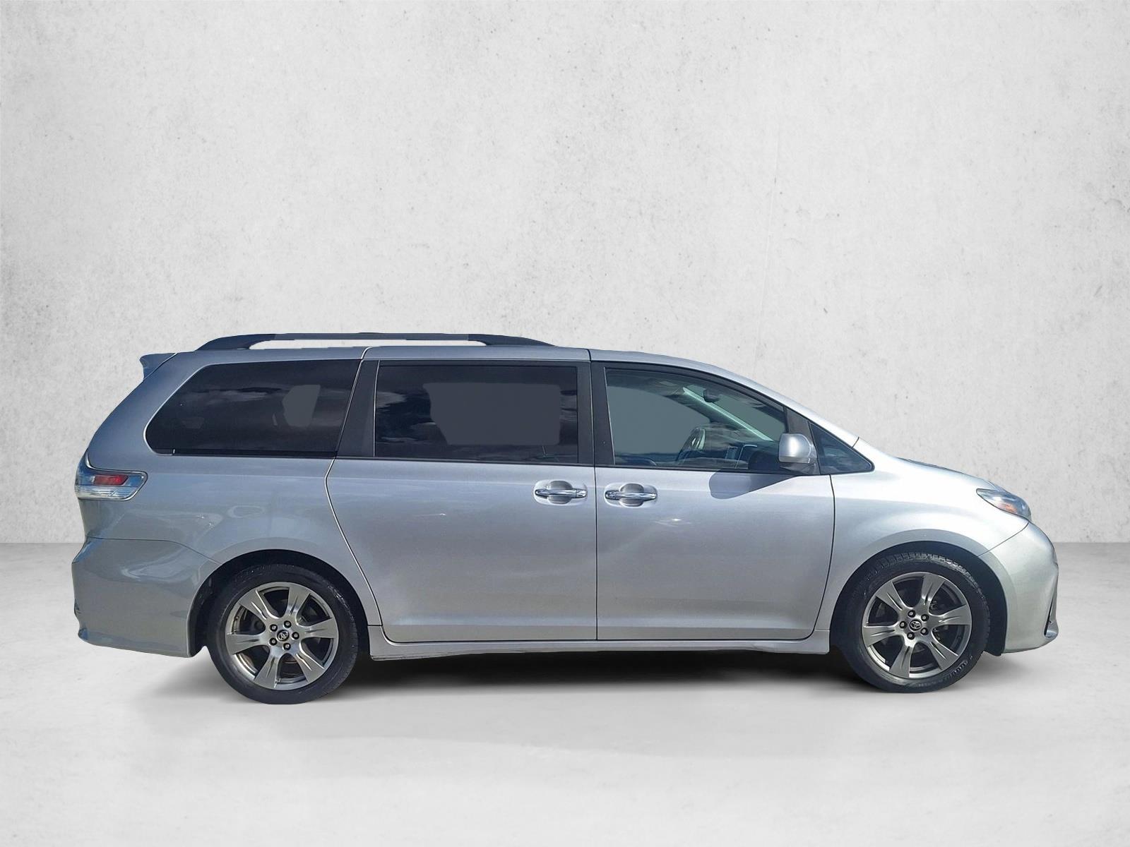2018 Toyota Sienna SE Premium photo 4