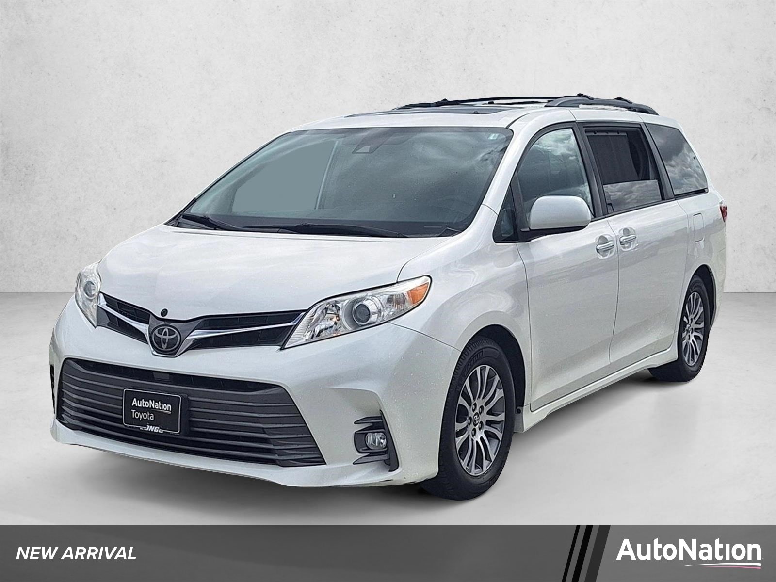 2019 Toyota Sienna XLE Premium V6 8-Passenger's photo
