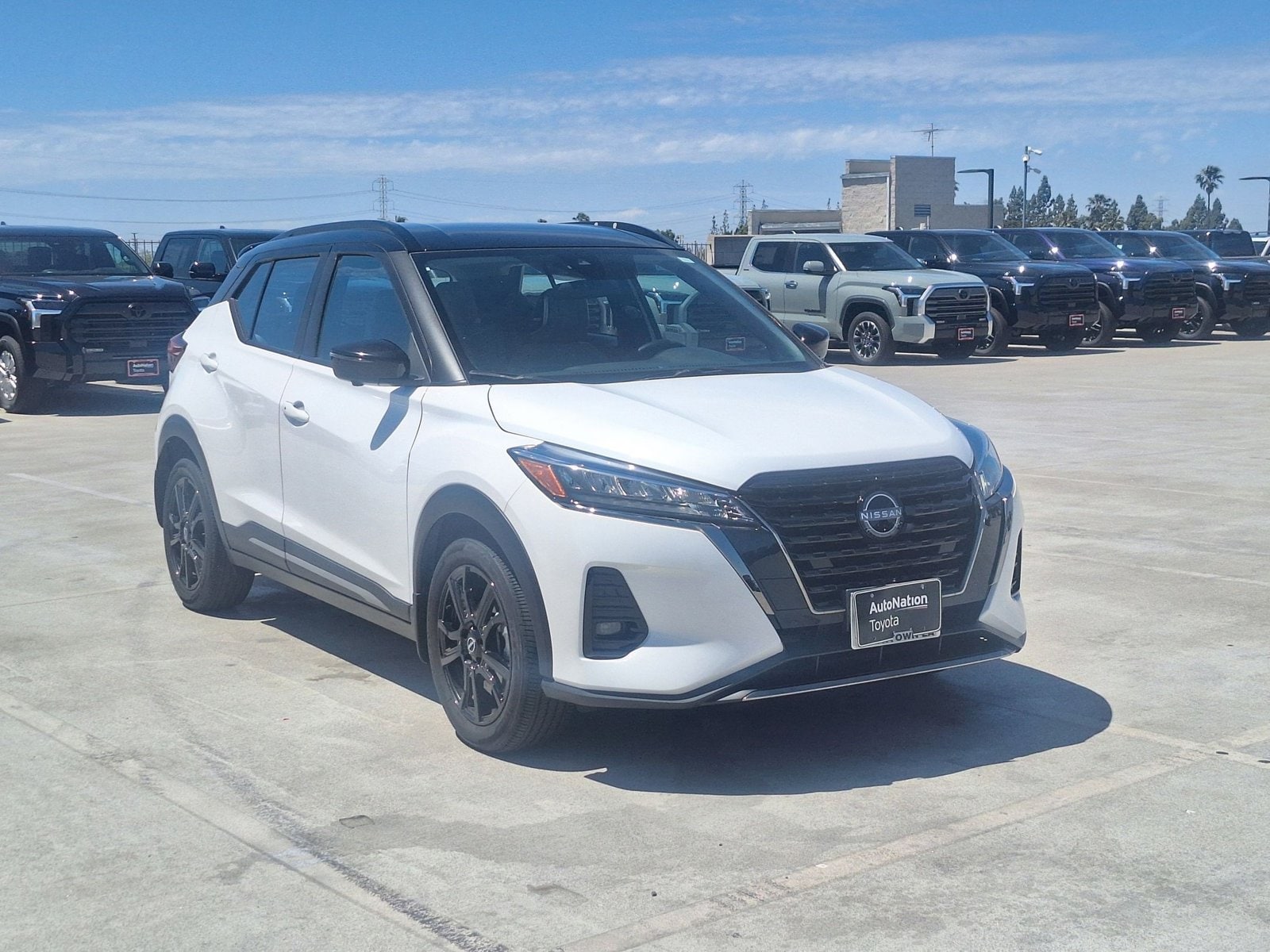2023 Nissan Kicks SR photo 3