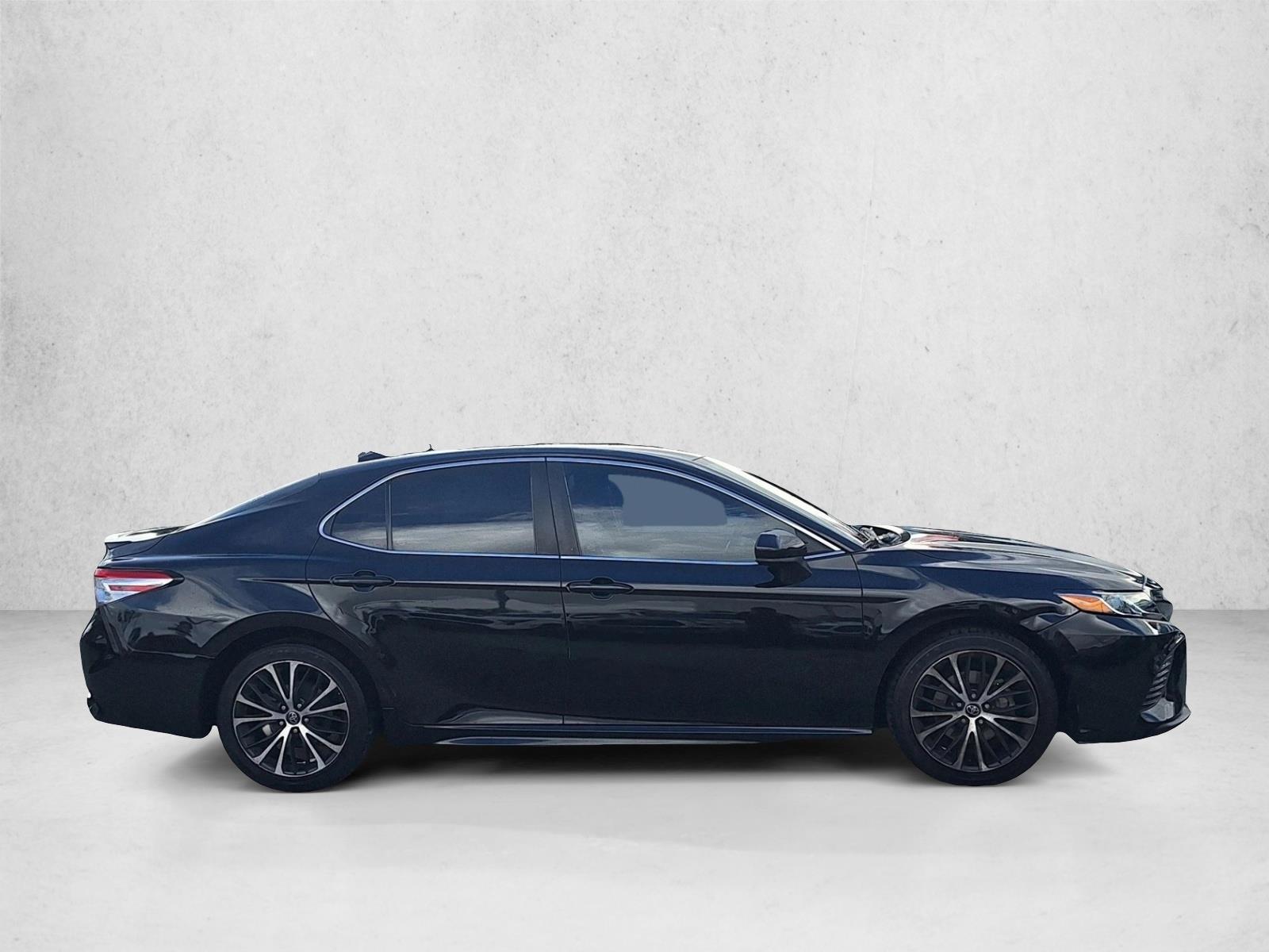 2020 Toyota Camry SE photo 4